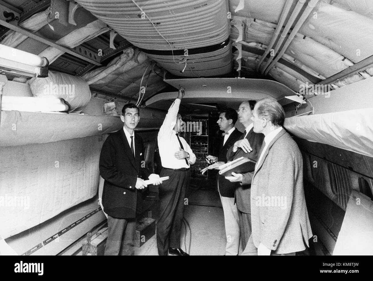 Das Innere eines SAS DC-8 63-Flugzeugs zeigt das Kabinendesign und die Sitzanordnung dieses legendären Flugzeugs, das Mitte des 20. Jahrhunderts von Scandinavian Airlines System verwendet wurde. Stockfoto