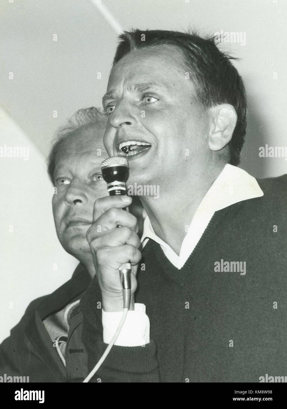 Foto von Olof Palme in Almedalen, Schweden, 1968. Palme, eine Schlüsselfigur in der schwedischen Politik, wird während der jährlichen politischen Woche mit der Öffentlichkeit interagiert und damit einen wichtigen Moment in der politischen Geschichte von Swedenâ markiert. Stockfoto