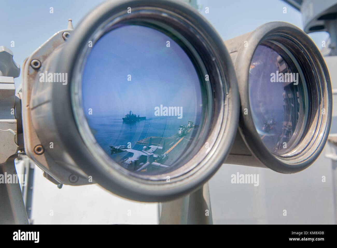 Die US-Marine Harpers Ferry-Klasse amphibische Landung dock Schiff USS Pearl Harbor spiegelt sich Fernglas auf der US-Marine Amerika-Klasse amphibisches Schiff Amerika uss während Dämpfen in Ausbildung während der Übung alligator Dolch am 16. September 2017 im Golf von Aden. (Foto von mcss Vance Hand über planetpix) Stockfoto