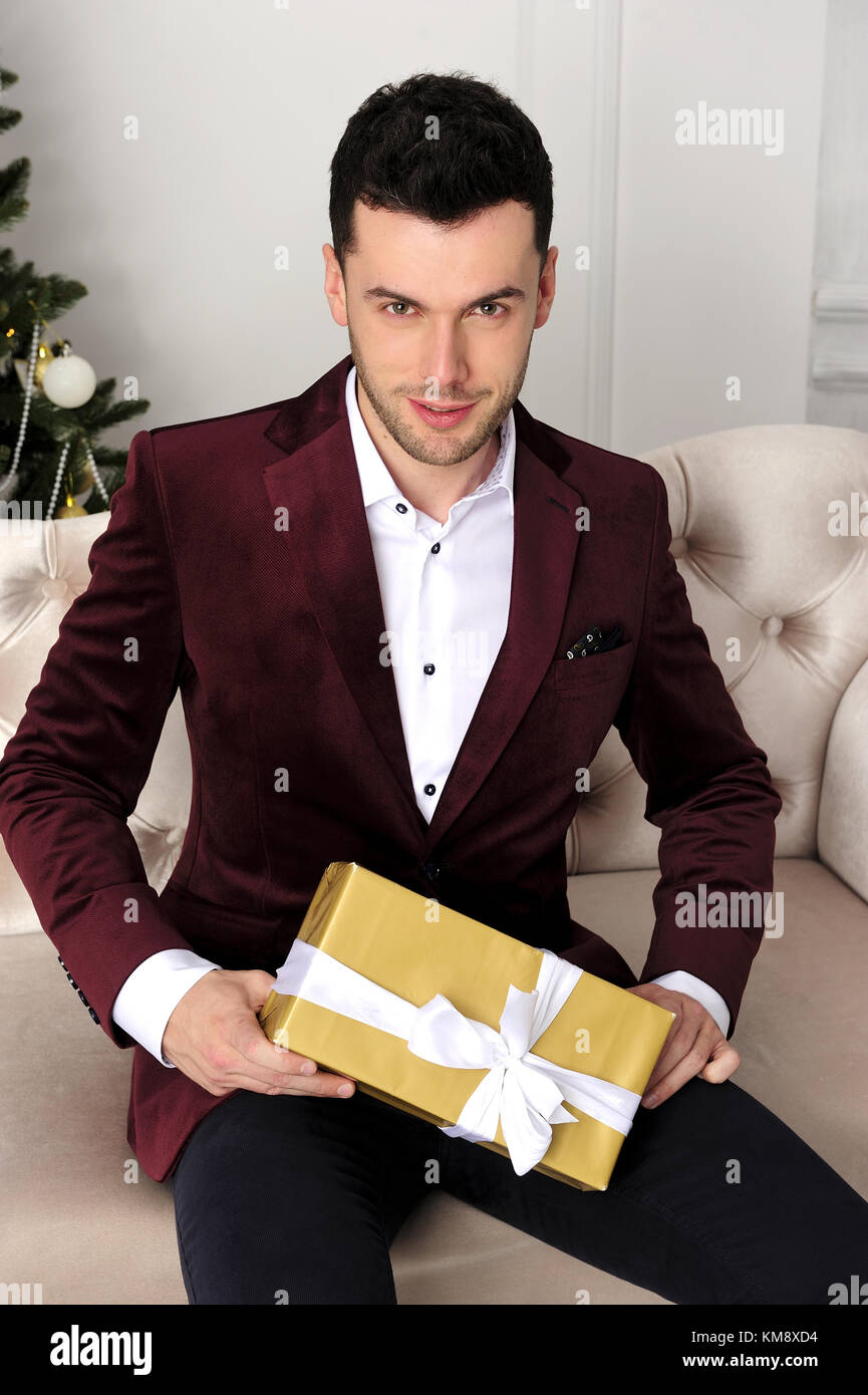 Feiertage, Geschenke, Haus, Menschen, Menschen, weihnachtliche Atmosphäre, Abend, Weihnachtsbaum, schön, Lebenskraft Stockfoto