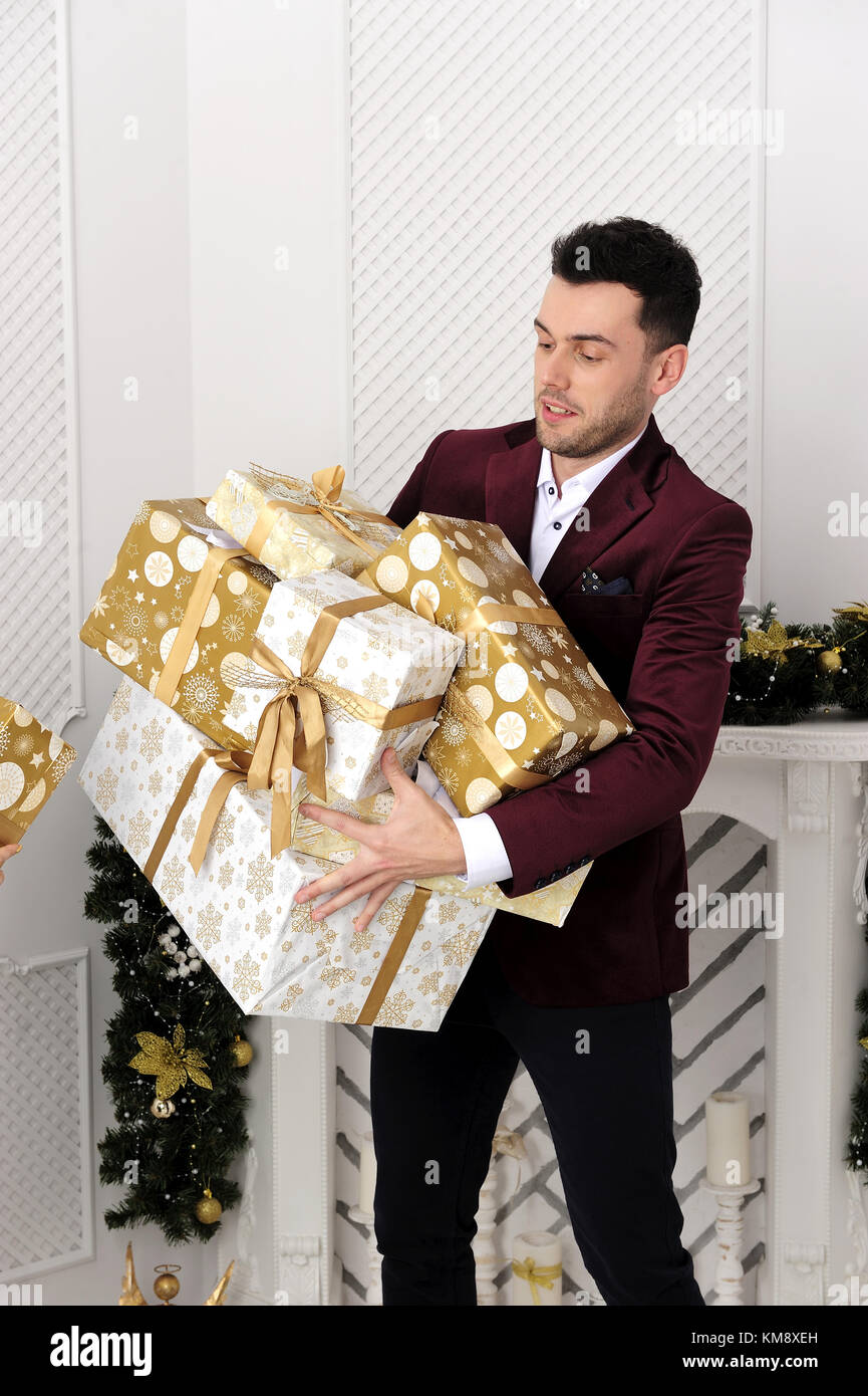 Feiertage, Geschenke, Haus, Menschen, Menschen, weihnachtliche Atmosphäre, Abend, Weihnachtsbaum, schön, Lebenskraft Stockfoto