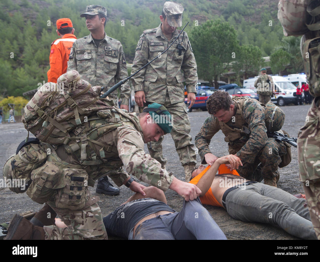 U.S. Marines mit Black Sea Rotational Force 17.2, Turkish Marines und British Royal Marines üben eine gemeinsame nicht-kämpferische Evakuierungsoperation in Aksaz, Türkei, 14. November 2017. US-Marineinfanteristen nahmen an der Übung Blue Raptor Teil, an der US-amerikanische, britische, türkische und griechische Militärs teilnahmen, um die Interoperabilität zu verbessern und die Stabilität in der gesamten Region zu fördern. Stockfoto