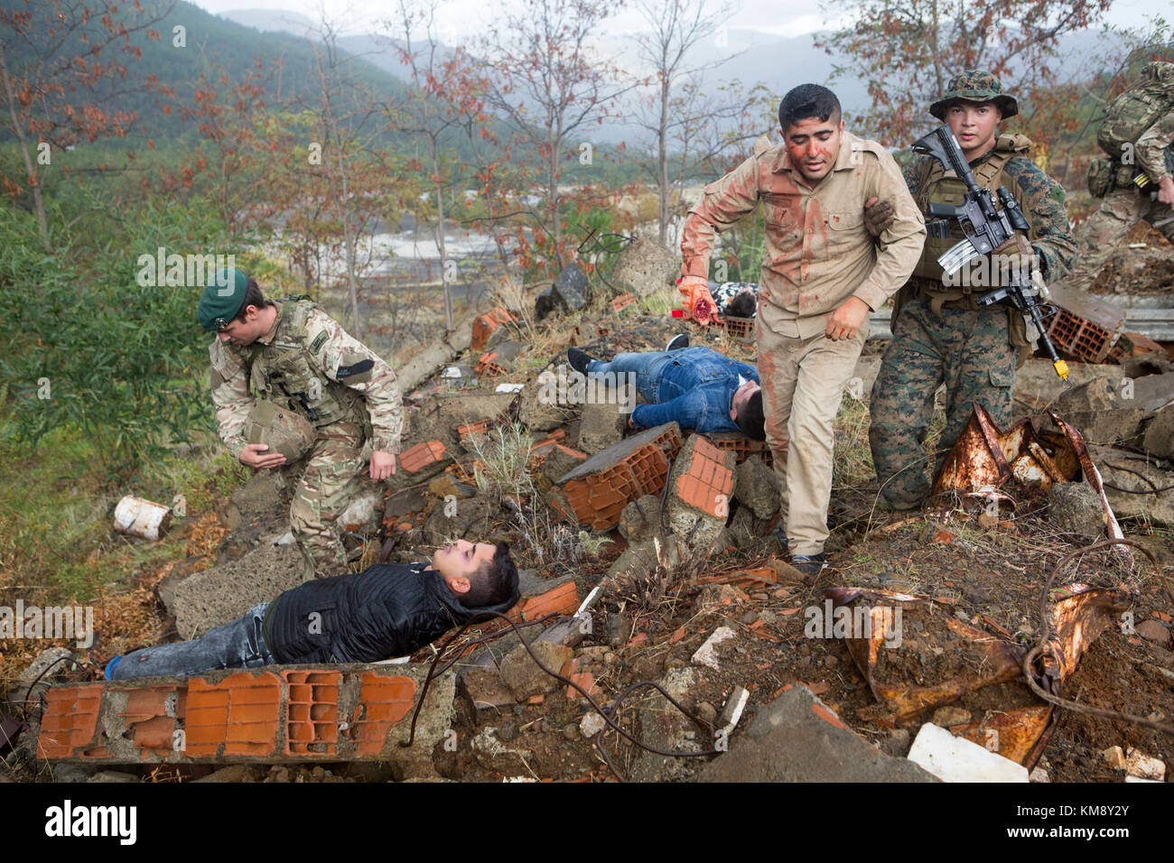 U.S. Marines mit Black Sea Rotational Force 17.2, Turkish Marines und British Royal Marines üben eine gemeinsame nicht-kämpferische Evakuierungsoperation in Aksaz, Türkei, 14. November 2017. US-Marineinfanteristen nahmen an der Übung Blue Raptor Teil, an der US-amerikanische, britische, türkische und griechische Militärs teilnahmen, um die Interoperabilität zu verbessern und die Stabilität in der gesamten Region zu fördern. Stockfoto