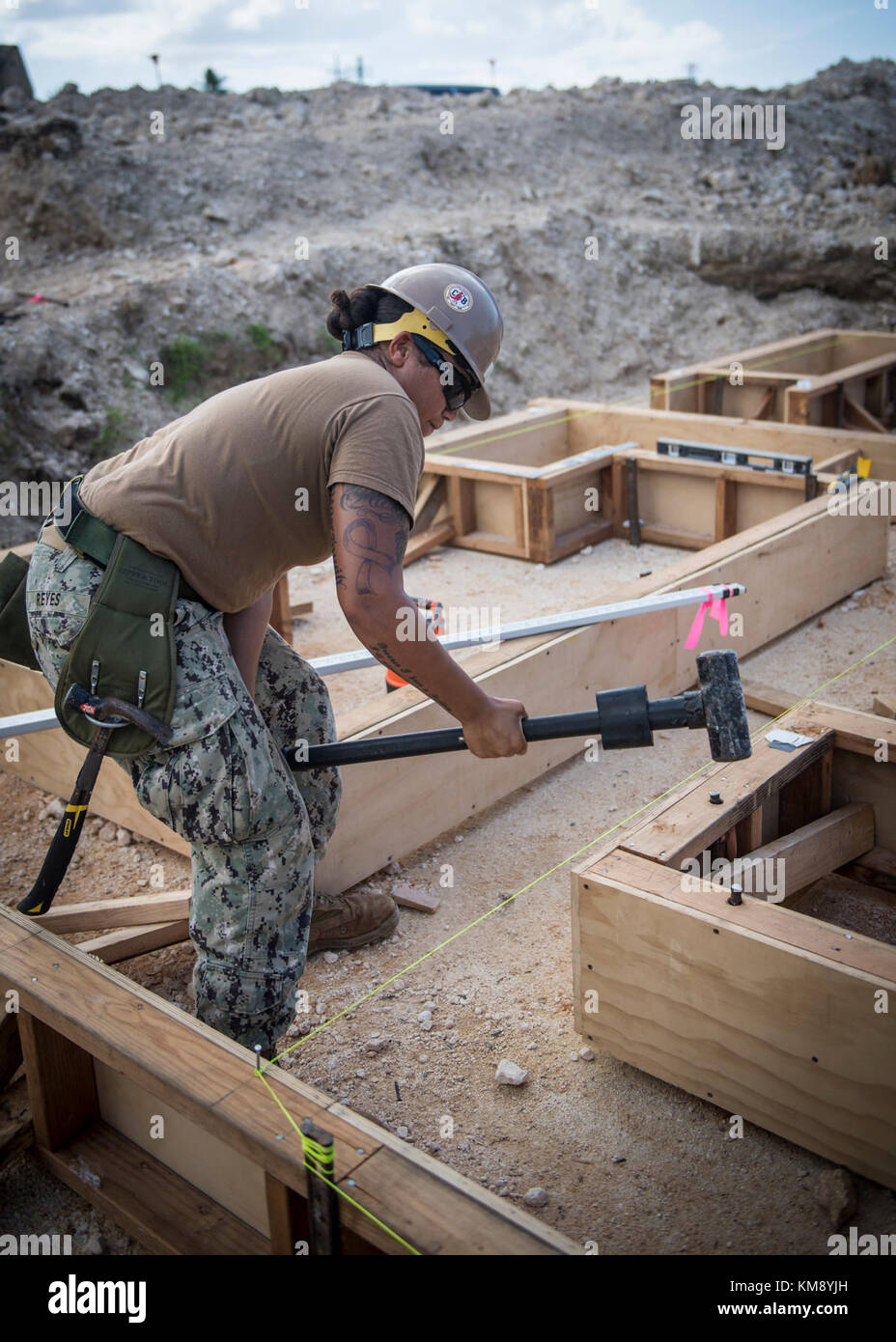 U.s. navy Builder 3. Klasse selena Reyes, zu Naval mobile Konstruktion Bataillon (nmcb) 133, bildet die Grundlage für eine Toilette und Dusche auf Polaris, Guam, 20. November 2017. nmcb-133 vorwärts bereitgestellt ist, bereit, größeren Kampfhandlungen, humanitäre Hilfe und Katastrophenhilfe Operationen zu unterstützen. Sie allgemeiner Maschinenbau und der Unterstützung der Navy, Marine Corps und gemeinsamer operativer Kräfte zur Verfügung stellen. Stockfoto