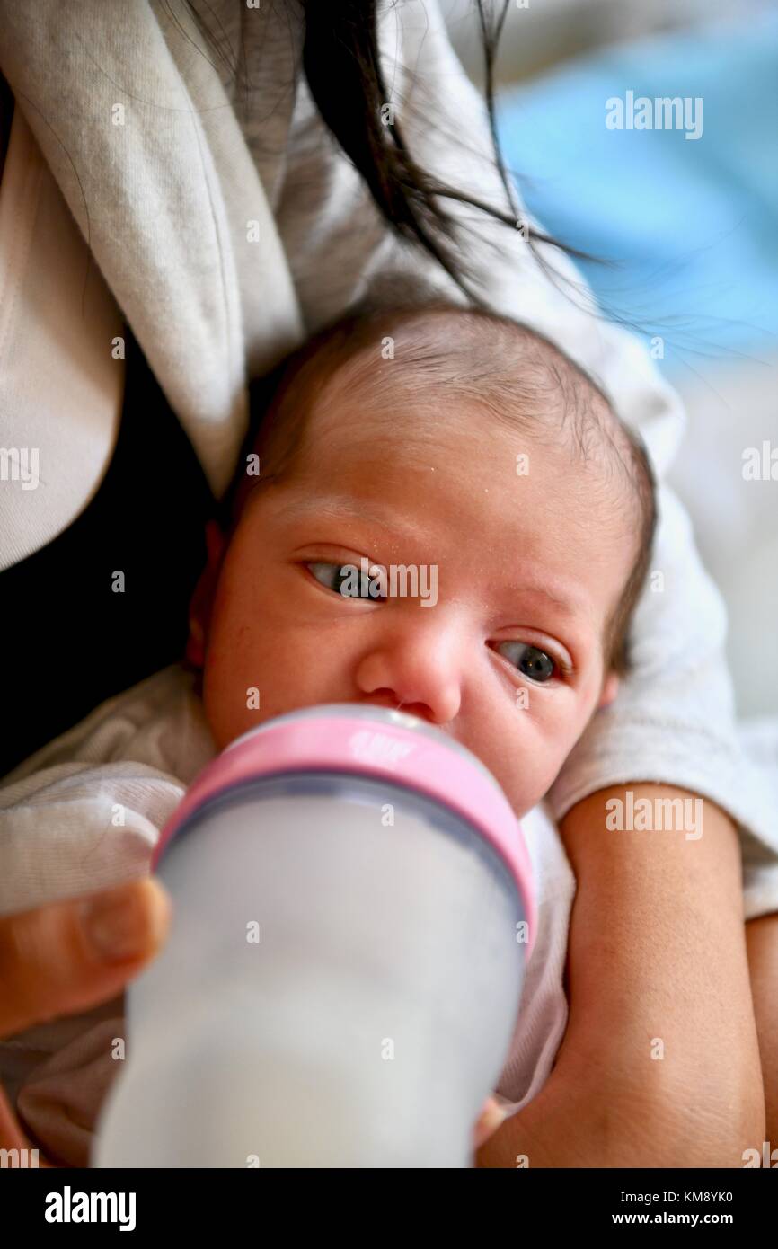 Neugeborenes Baby mit der Flasche füttern Stockfoto