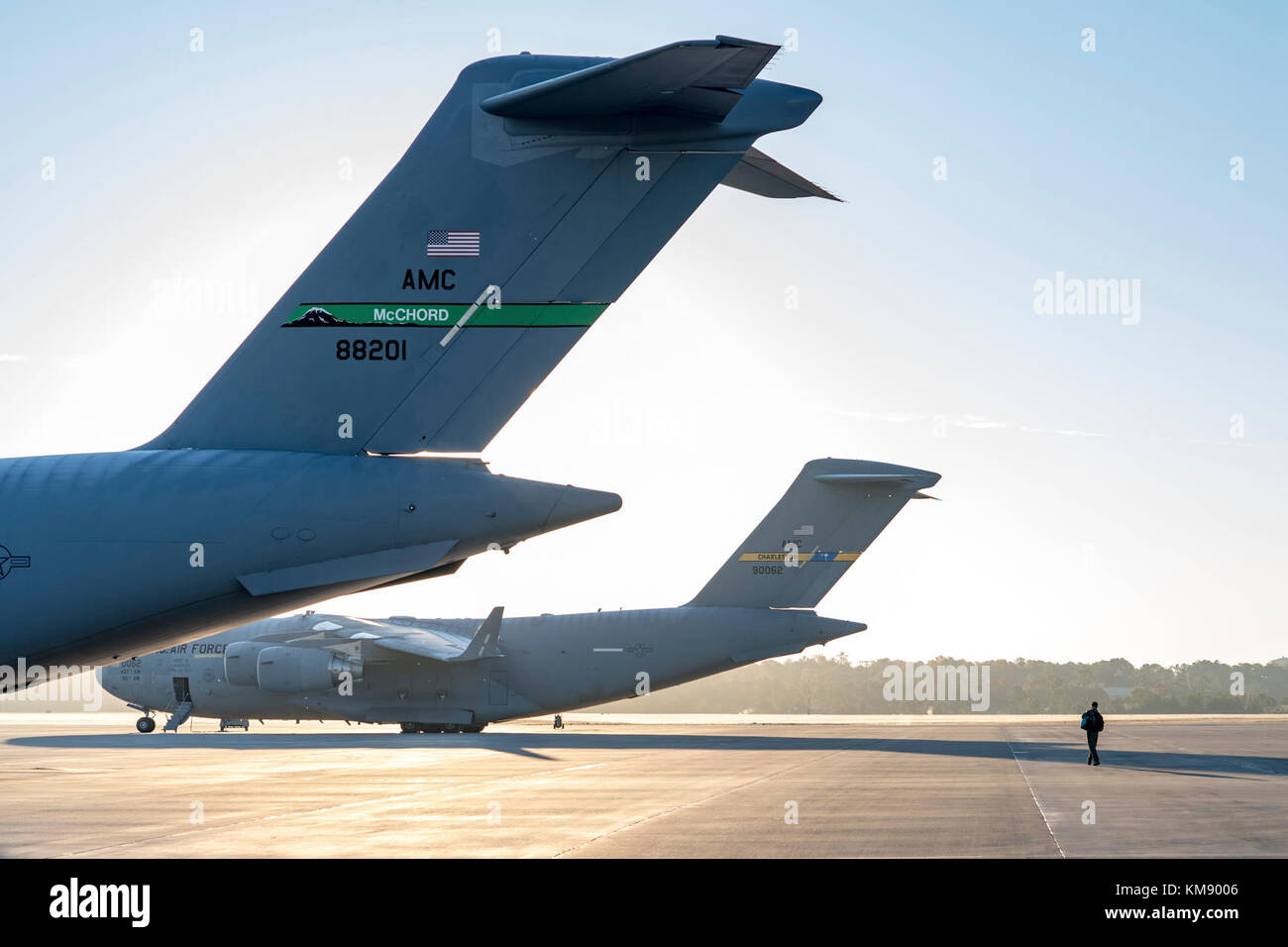 Papst Army Airfield, N.C. - Eine flugzeugbesatzung Mitglied geht zu einem C-17 Globemaster III auf grün Rampe hier in Vorbereitung für eine Ladung von Fallschirmjägern aus der 82nd Airborne Division der Armee während eines Bataillons Masse taktische Übung nov. 28. ist der Flieger in den 43 d Air mobility Operations Group Hier sind die Unterstützung von Luft und Boden Crews aus mehreren Air mobility command Einheiten während der Übung, Betrieb, Wartung, Antenne Anschluss, Brennstoffen, Ausrüstung und sonstige Unterstützung. Luftbrücke an Papst Feld ist durch die gemeinsame Luft/Luft Transportfähigkeit Trainingsprogramm - oder Ja/att-geben Flieger oppo Stockfoto