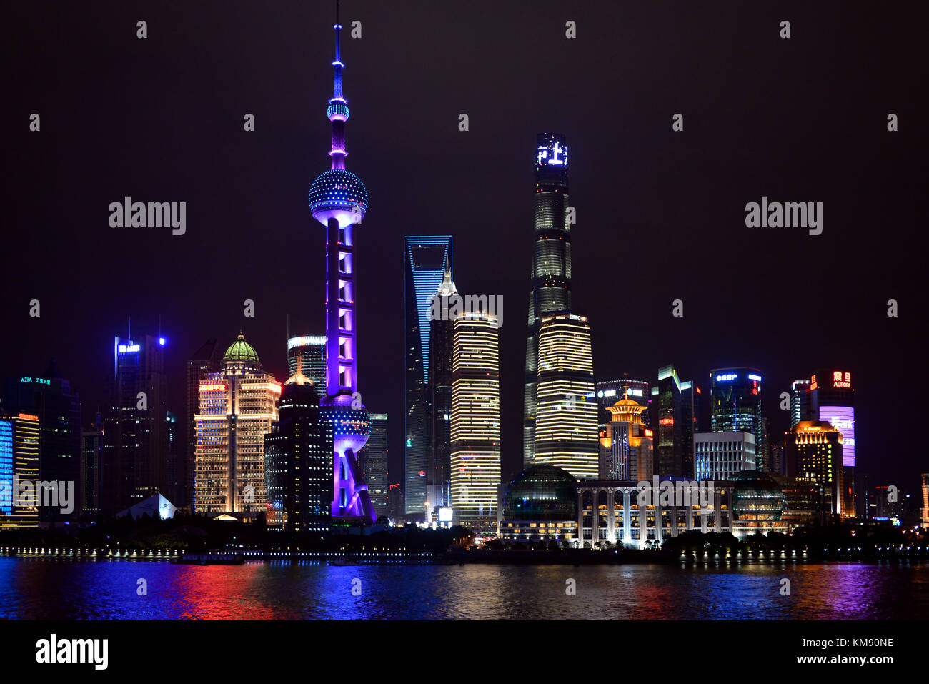 Shanghai, China - 4. November 2017: Night Shot der prächtigen Skyline von Shanghai Pudong, einschließlich der Oriental Pearl Tower, der Shanghai nicht Stockfoto