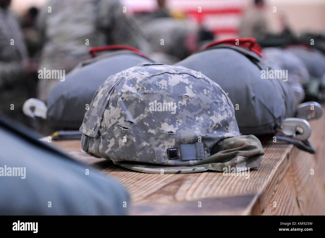 Der Helm eines Fallschirmjägers der US-Armee während der 20. Jährlichen Randy Oler Memorial Operation Toy Drop Dec 2, 2017. Die Operation Toy Drop ist die weltweit größte kombinierte Luftoperation mit acht teilnehmenden Partnernationsparatrooperatoren und ermöglicht Soldaten die Möglichkeit, ihre militärische Berufsspezialität zu trainieren, ihre Luftbereitschaft aufrecht zu erhalten und der lokalen Gemeinschaft etwas zurückzugeben. Stockfoto