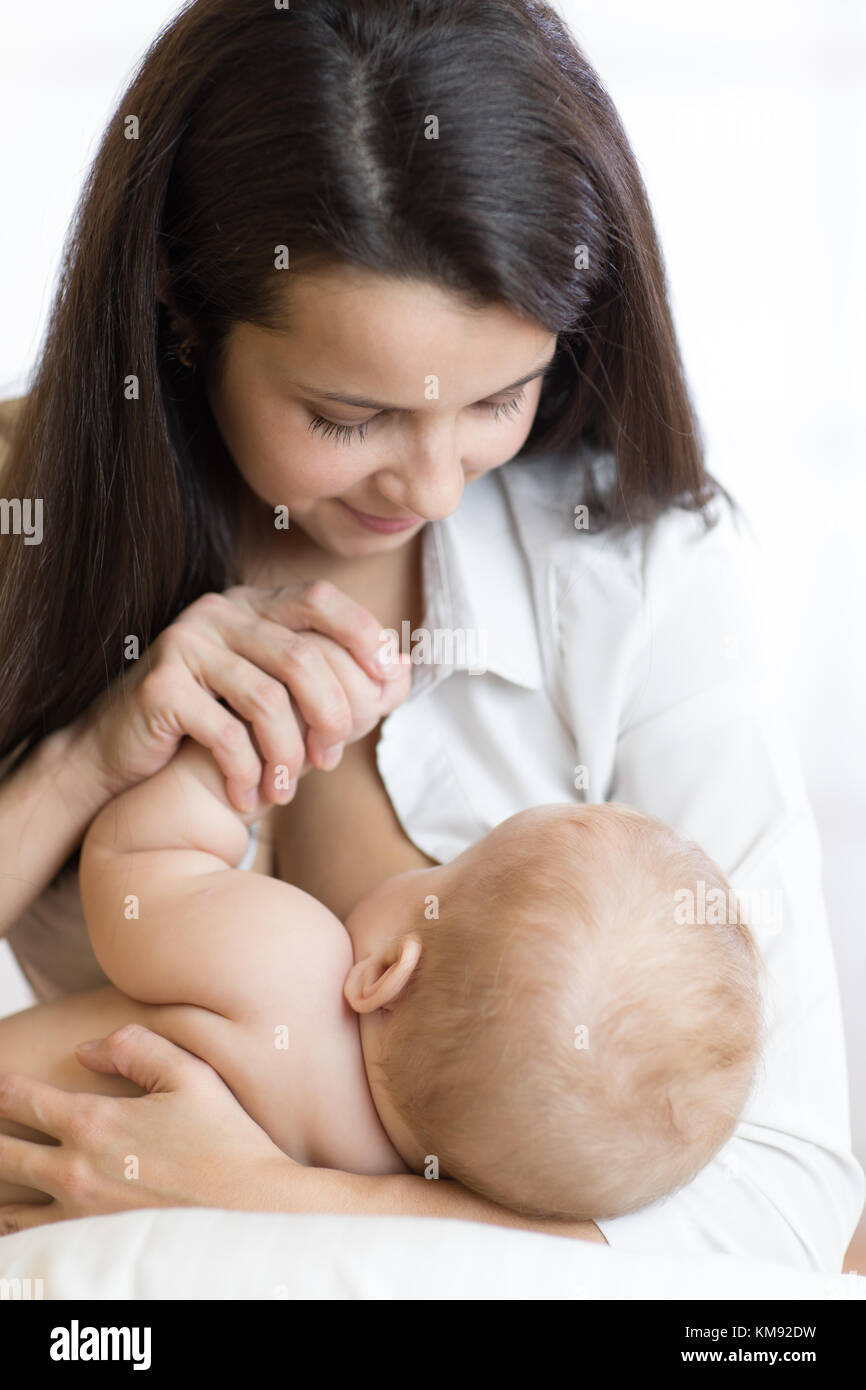 Junge Mutter Stillen neugeborenes Baby Stockfoto