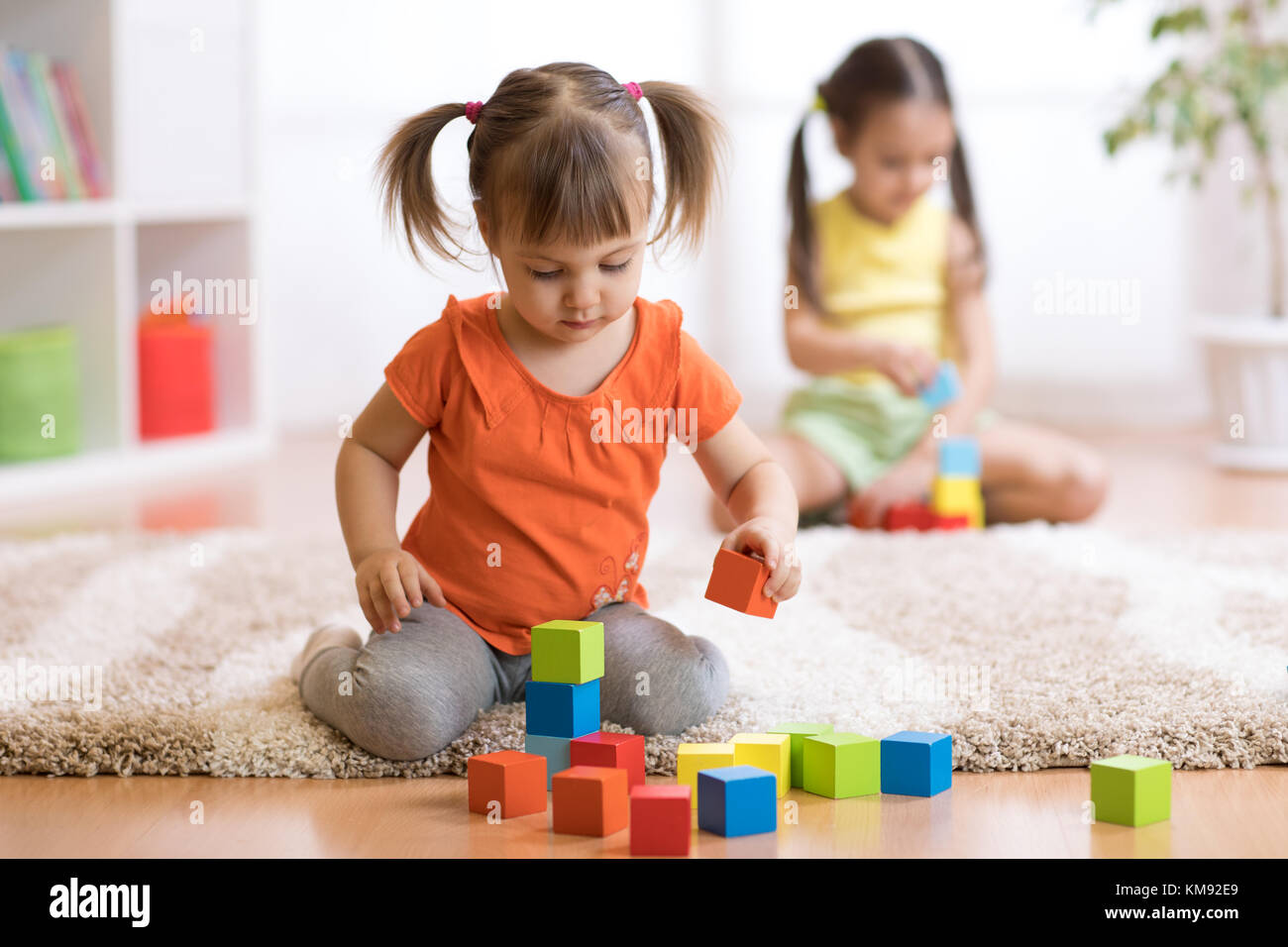 Kinder Kleinkinder Mädchen spielen Spielzeug zu Hause, Kindergarten oder Kinderkrippe Stockfoto