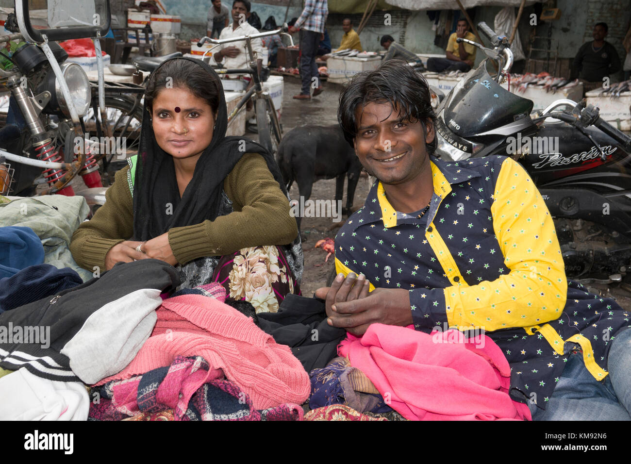 Junge indische Paar Verkauf von Kleidung am Sonntag Flohmarkt in Amritsar, Punjab Stockfoto Junge indische Paar Verkauf von Kleidung am Sonntag Flohmarkt in Amritsar, Punjab Stockfoto