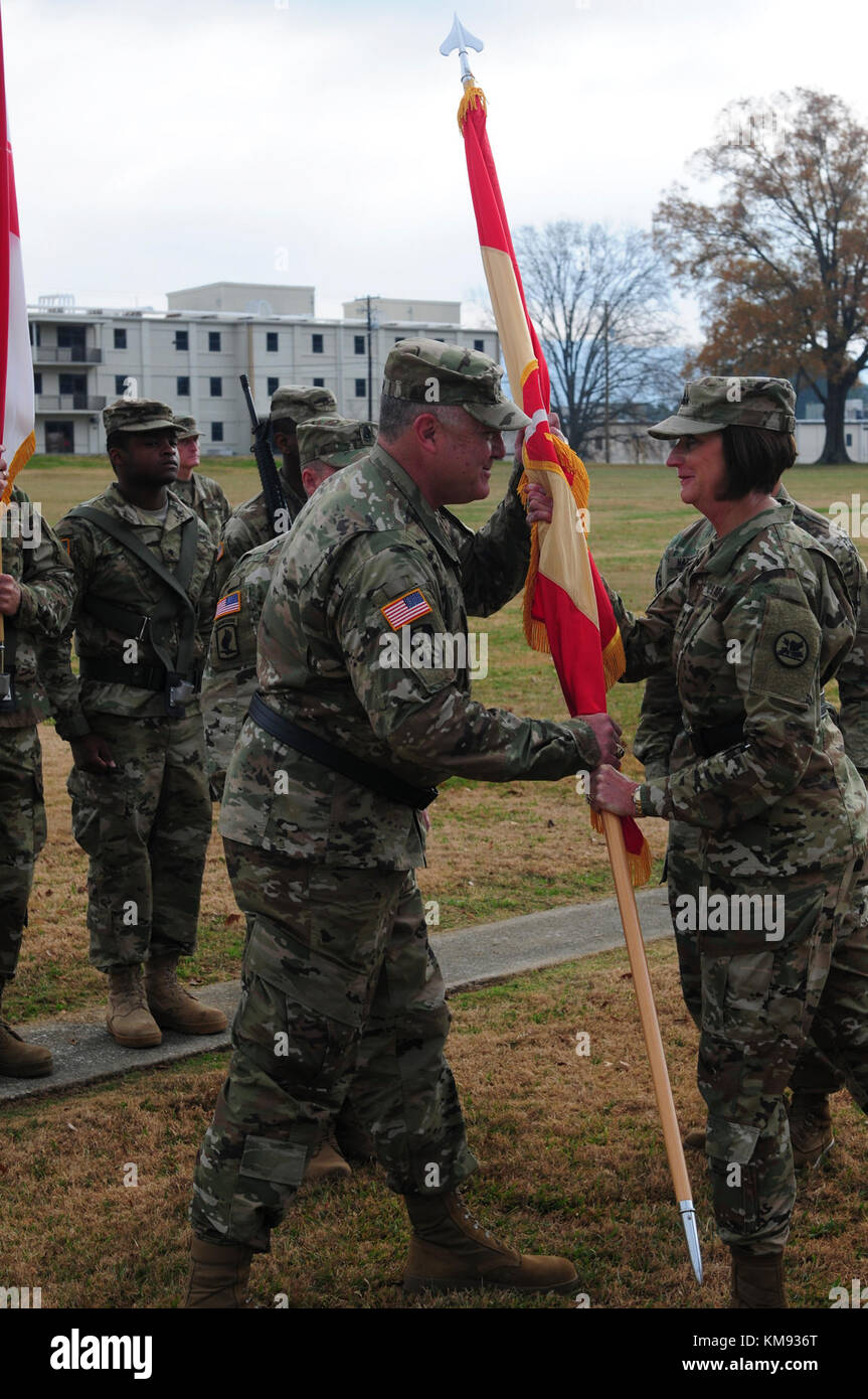 Generalmajor Donald B. Tatum erhält die Einheit Farben von Generalmajor Sheryl Gordon, der Alabama National Guard Adjutant General, während einer Zeremonie im Marshall Parade Feld, Fort McClellan Army National Guard Training Center, Dez. 2, 2017. Tatum übernimmt das Kommando über die 167. Theater Sustainment Command des scheidenden Kommandeur Generalmajor Allen M. Harrell. Stockfoto