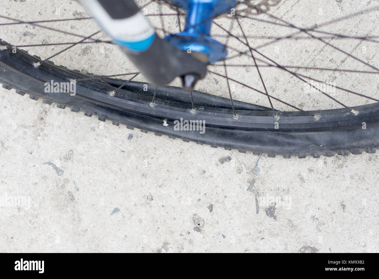 Detailansicht von Fahrrad Reifenpanne auf Pflaster. Stockfoto
