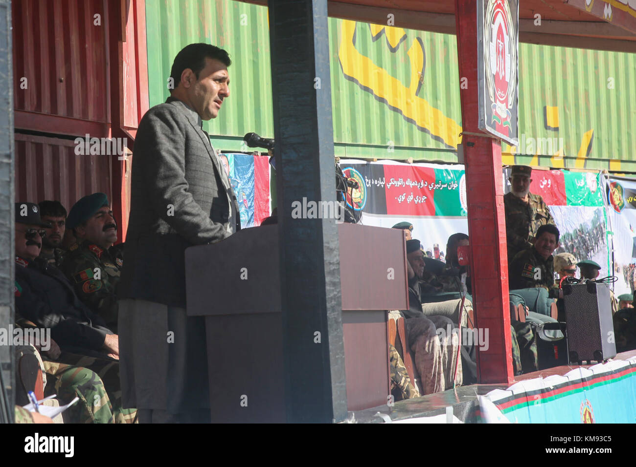 Sardar Mohammed Hamdard, der erste stellvertretende Gouverneur der Provinz Helmand, spricht afghanische Soldaten der Nationalen Armee mit 6. Kandak, 1. Brigade, 215. Korps während einer Abschlussfeier im Camp Shorabak, Afghanistan, 3. Dezember 2017. Rund 350 Soldaten mit der Einheit absolvierten einen Betriebsbereitschaftszyklus, ein achtwöchiges Trainingsprogramm, das die individuellen und kollektiven Infanteriefähigkeiten der Soldaten verbessern soll. Die Einheit wird ihre neu gewonnenen Fähigkeiten einsetzen, um Kampfeinsätze gegen die Taliban in der Provinz zu unterstützen. Stockfoto