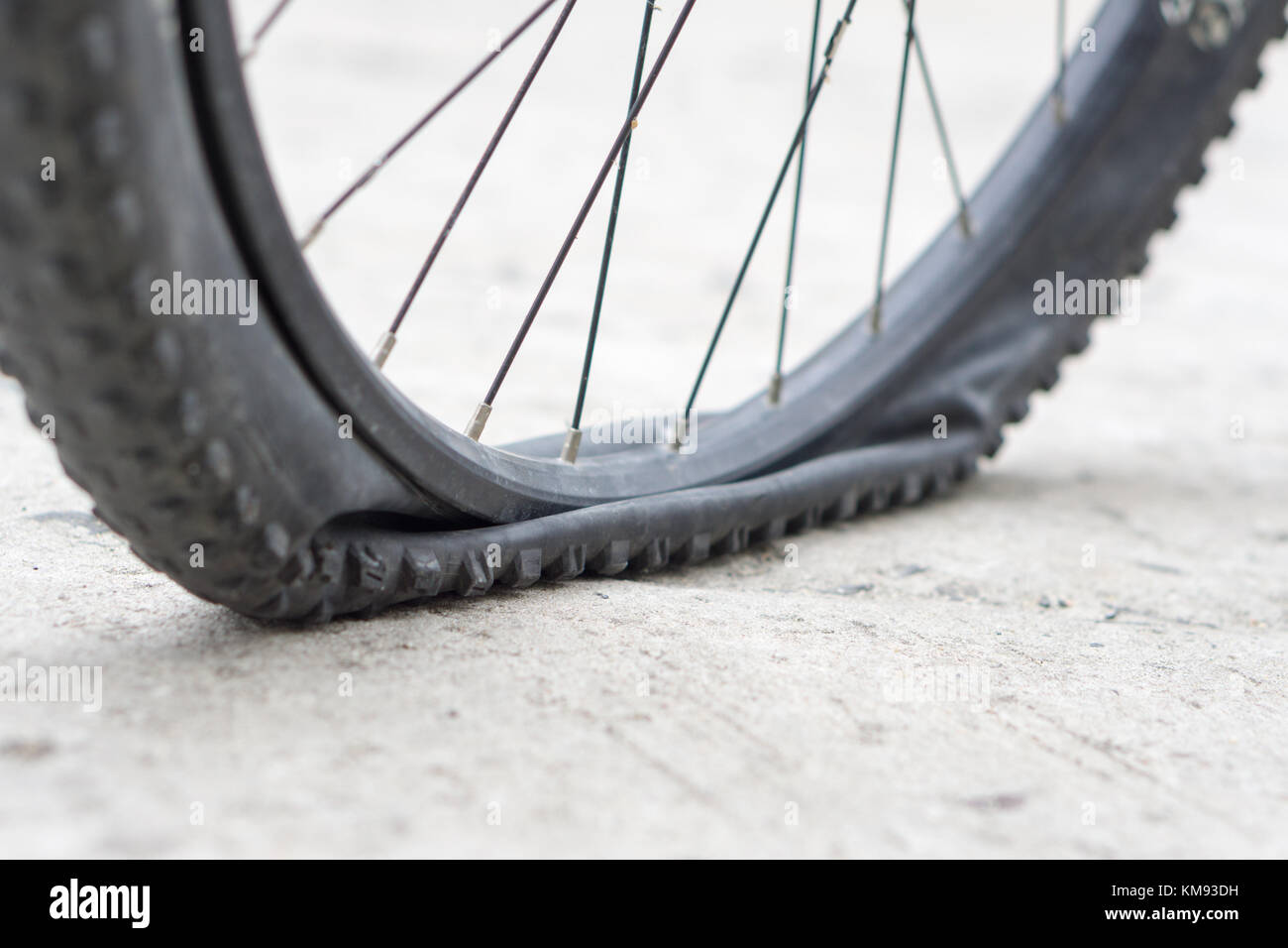 Bike with flat tyre -Fotos und -Bildmaterial in hoher Auflösung – Alamy
