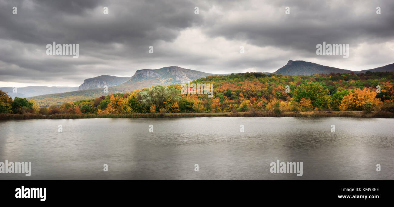 Herbst Fluss und Hügel. Herbst Landschaft Stockfoto