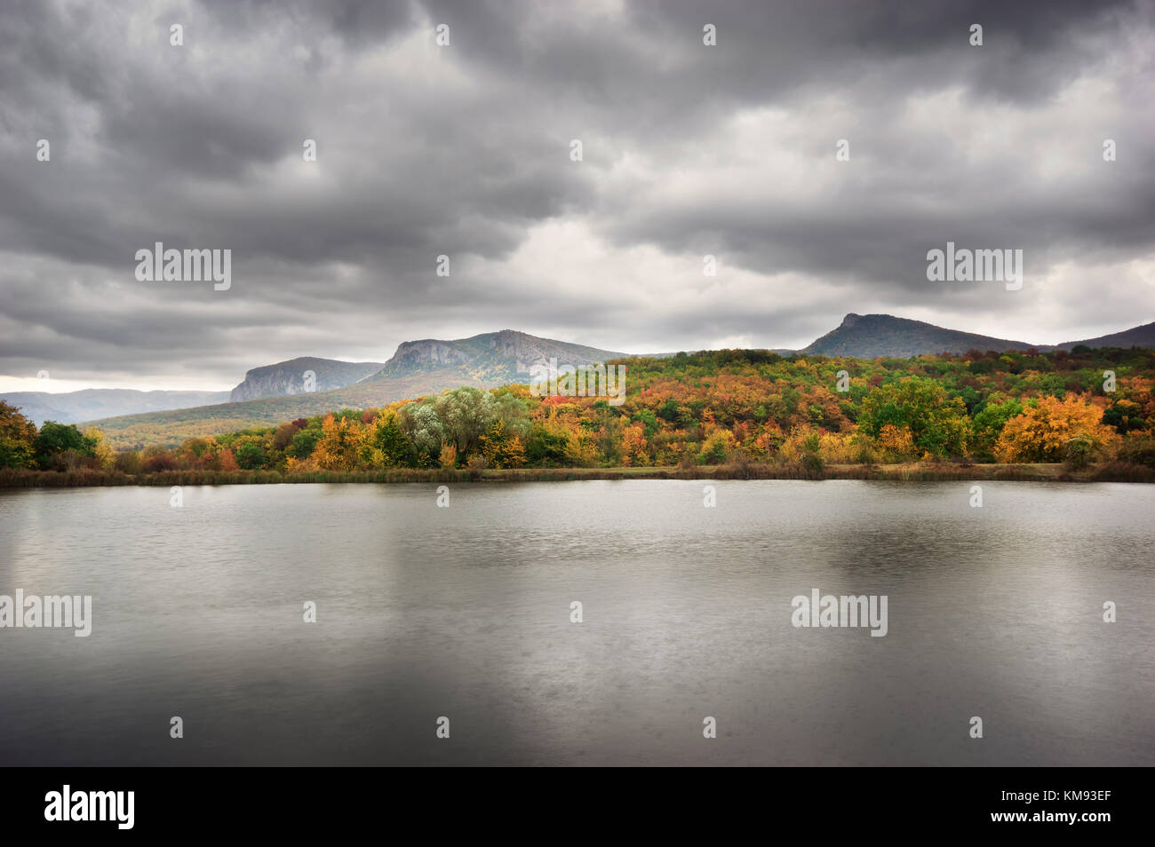 Herbst Fluss und Hügel. Herbst Landschaft Stockfoto