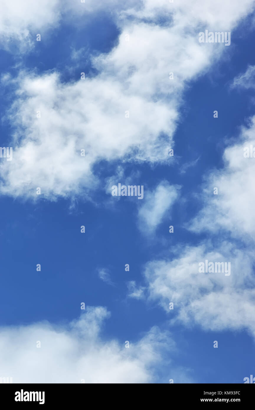 Wolken im Himmel an einem sonnigen Tag Stockfoto