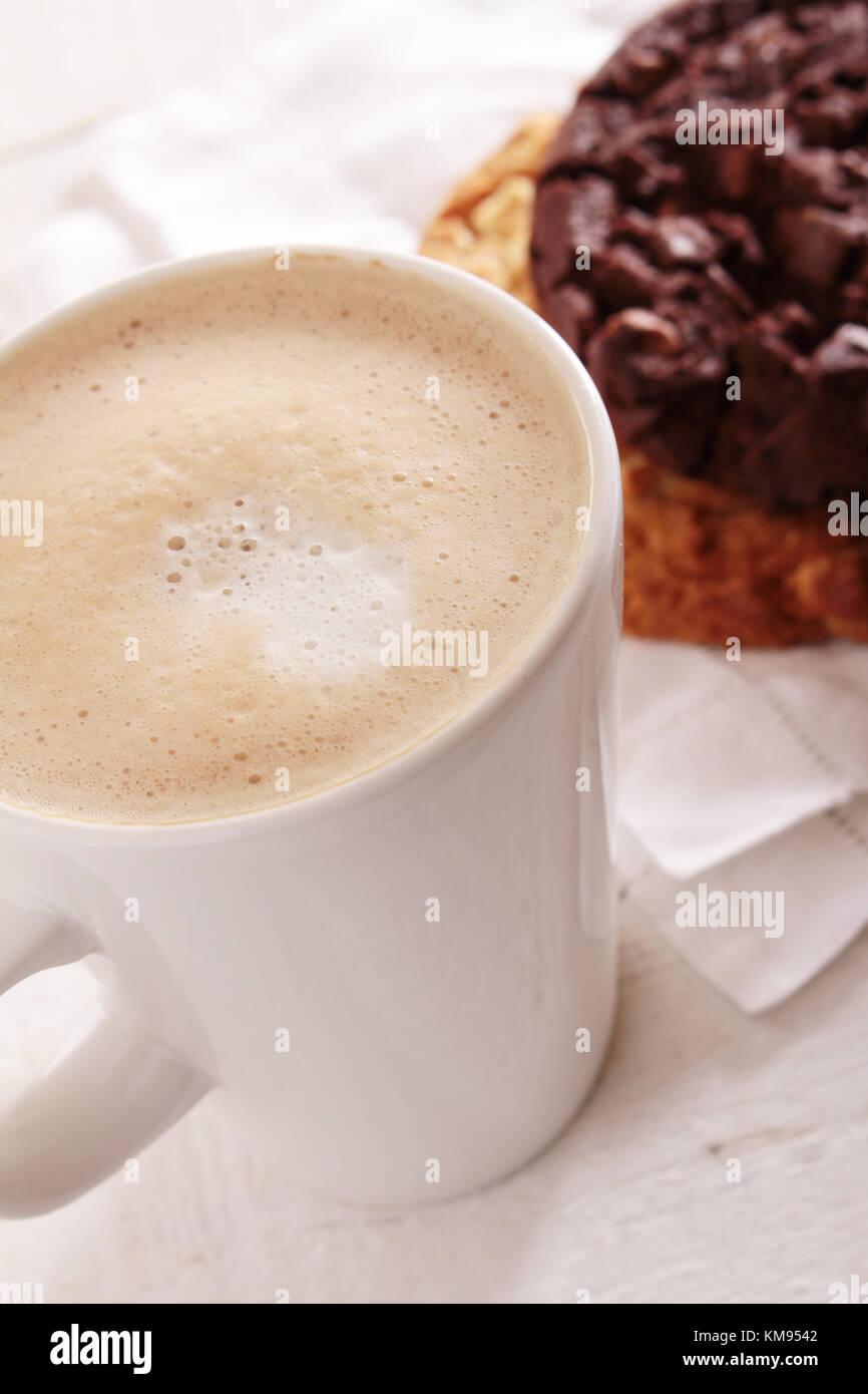 Cuppucino Kaffee mit Cookie Stockfoto