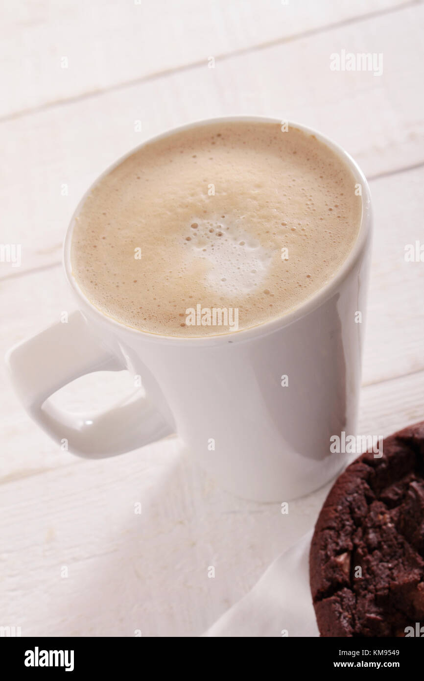 Cuppucino Kaffee mit Cookie Stockfoto