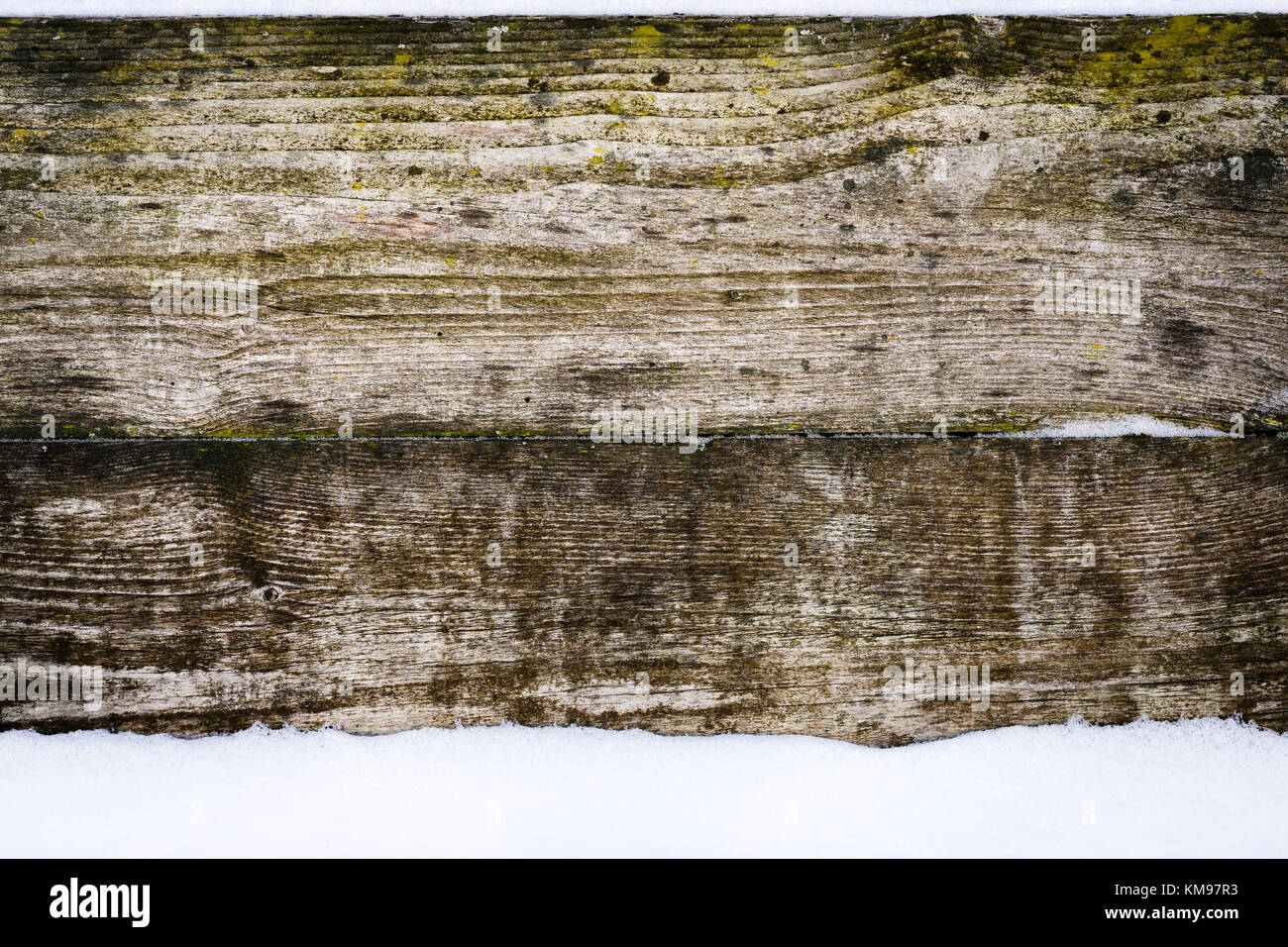 Alte vintage Holzwand mit Schnee Winter und Weihnachten Hintergrund. Stockfoto