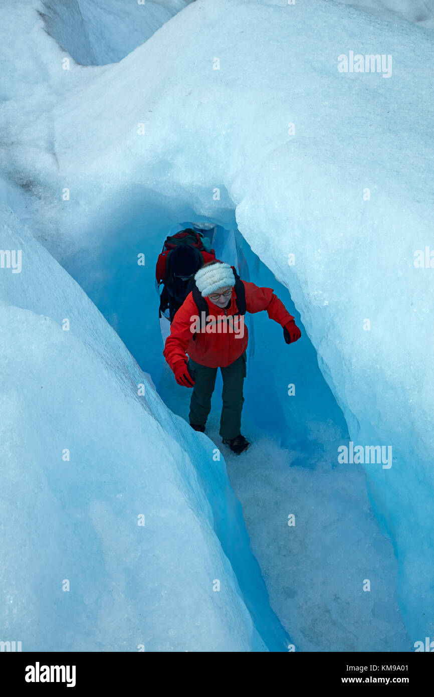 Wanderer in der Eishöhle, Perito Moreno Gletscher, Parque Nacional Los Glaciares (World Heritage Area), Patagonien, Argentinien, Südamerika Stockfoto