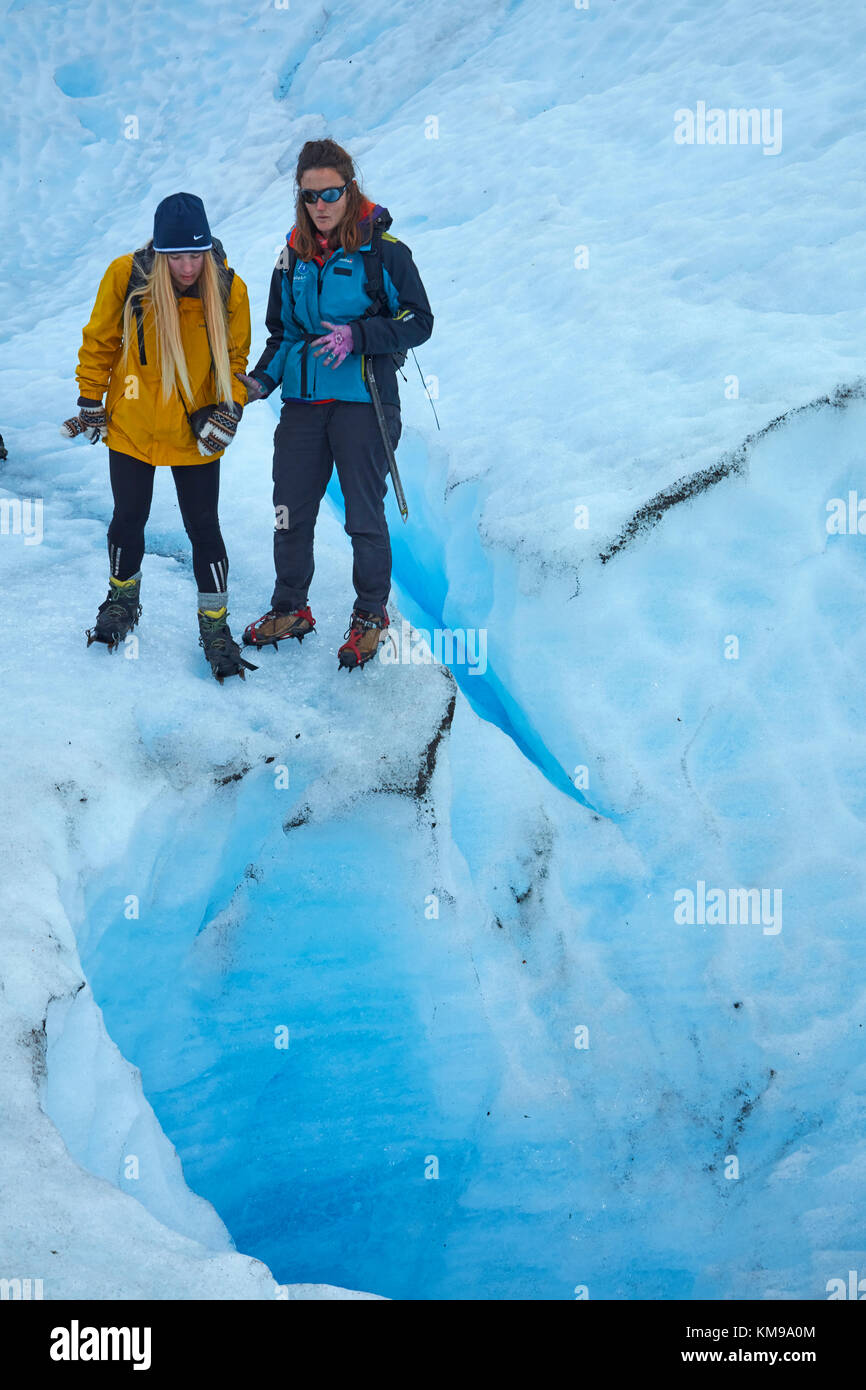 Touristische und Führer, die gletscherspalte, Perito Moreno Gletscher, Parque Nacional Los Glaciares (World Heritage Area), Patagonien, Argentinien, South ameri Stockfoto