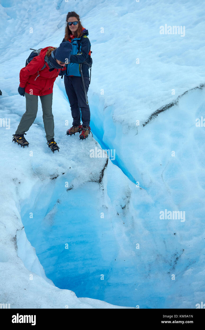 Touristische und Führer, die gletscherspalte, Perito Moreno Gletscher, Parque Nacional Los Glaciares (World Heritage Area), Patagonien, Argentinien, South ameri Stockfoto