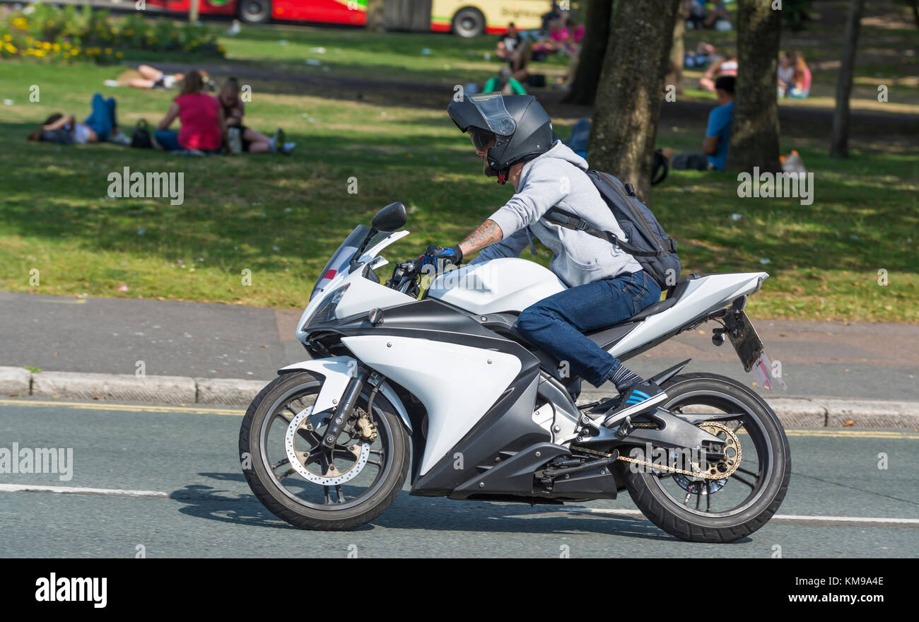 Man Motorrad fahren ohne das Tragen von Schutzkleidung als einen Sturzhelm, in Großbritannien. Stockfoto