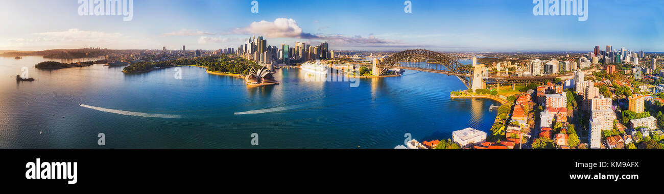 Waterfront Vororten von Sydney Sydney Harbour an Land durch die Harbour Bridge von CBD verbunden mit North Shore und North Sydney in weiten Antenne panorama auf Stockfoto