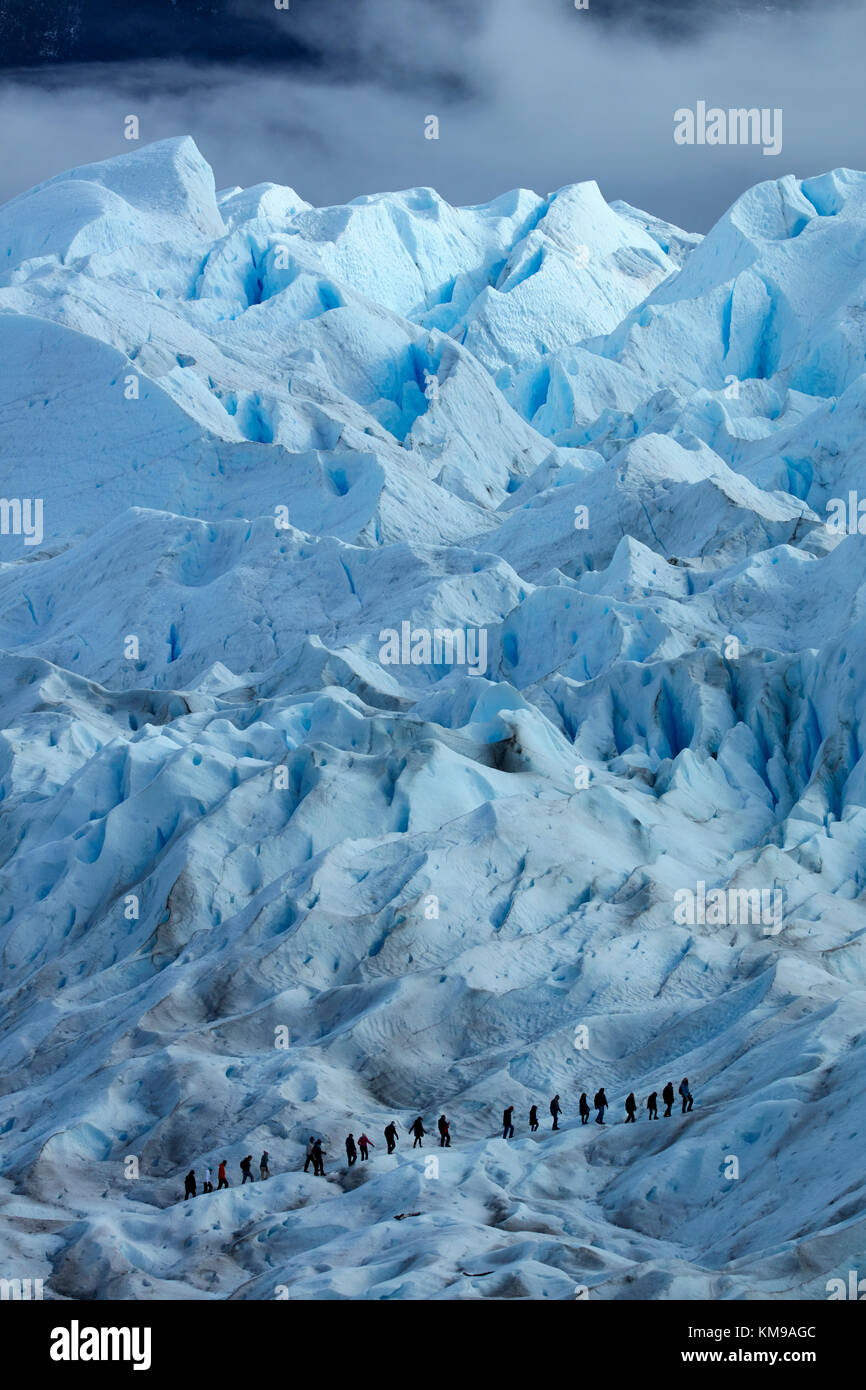 Wanderer auf der Gletscher Perito Moreno, Parque Nacional Los Glaciares (World Heritage Area), Patagonien, Argentinien, Südamerika Stockfoto