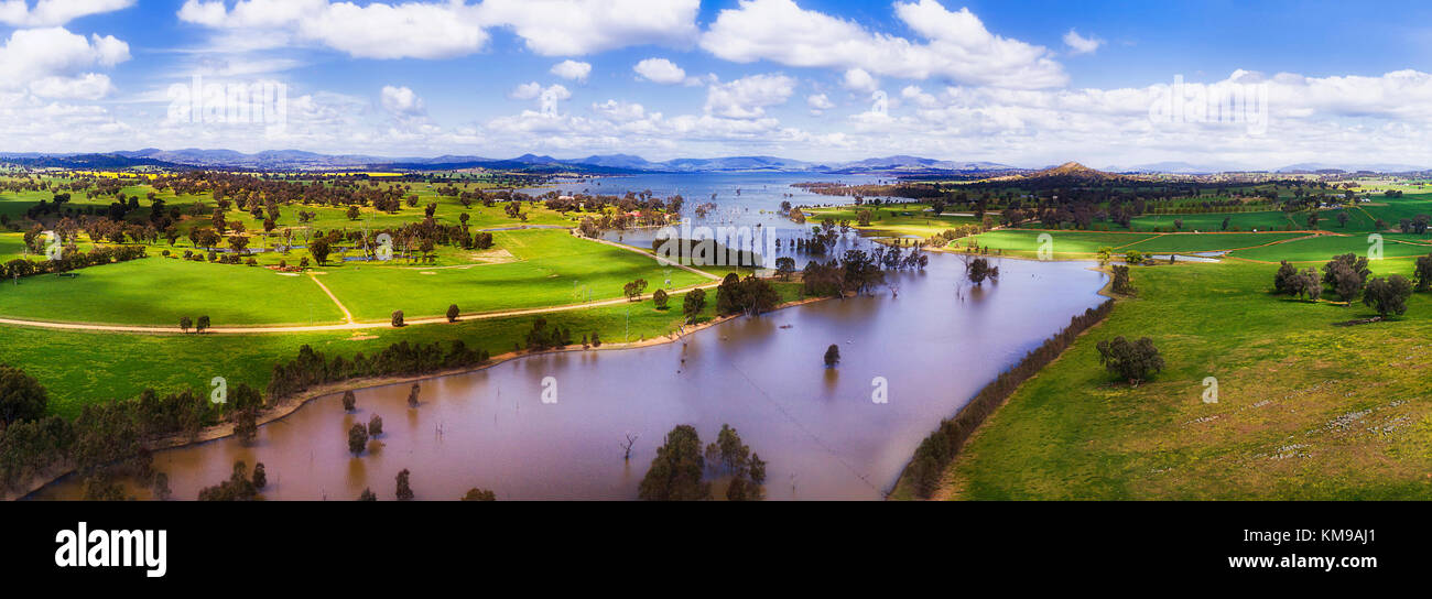 Panorama über Murray River fließt durch Hume Lake in regionalen ländlichen NSW von grünen genutzten landwirtschaftlichen fiels von Farmen umgeben. Stockfoto