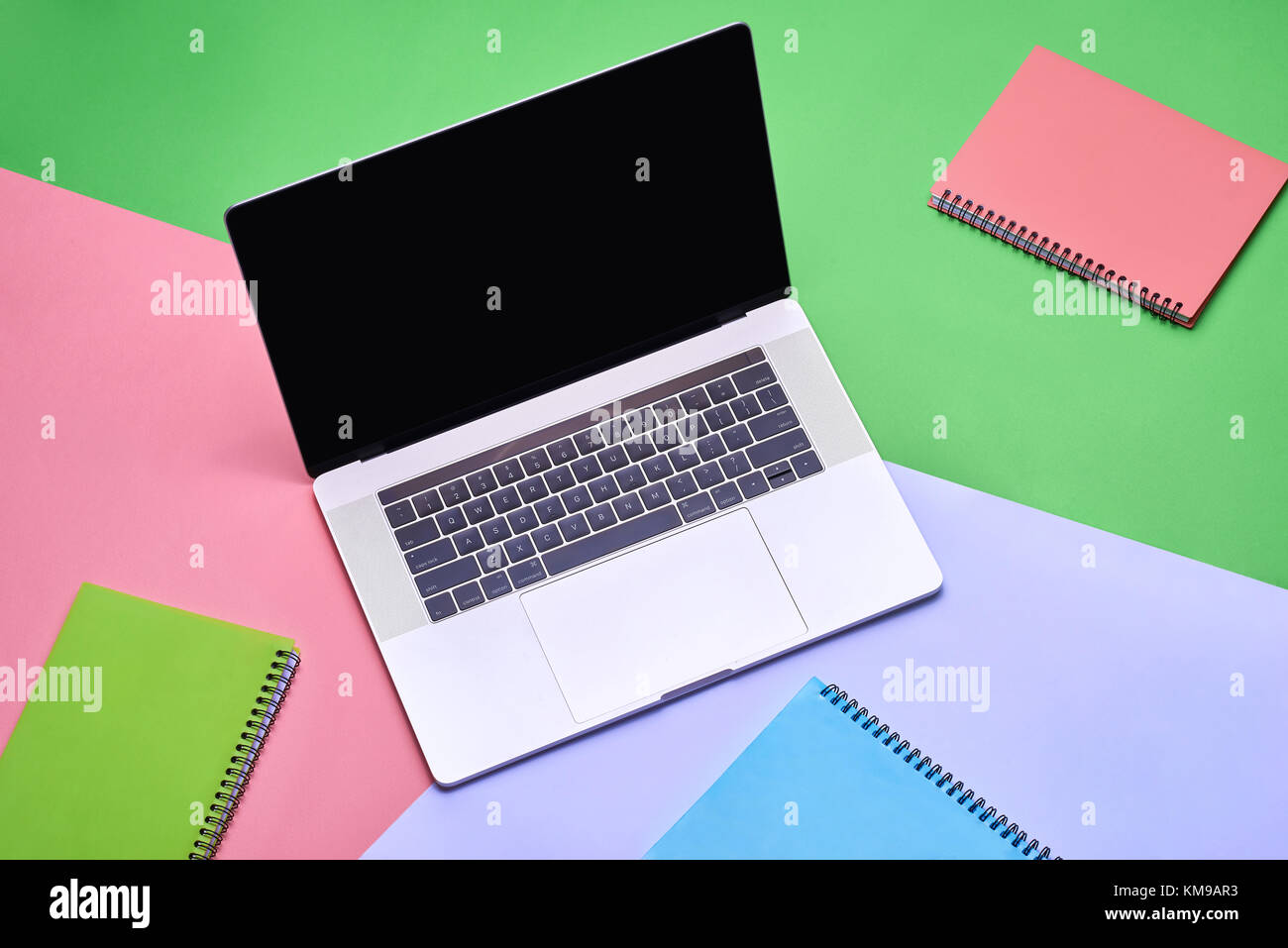 Mock up Laptop, Notebook auf junge Schüler Schreibtisch. cyan Pastellfarben. Stockfoto
