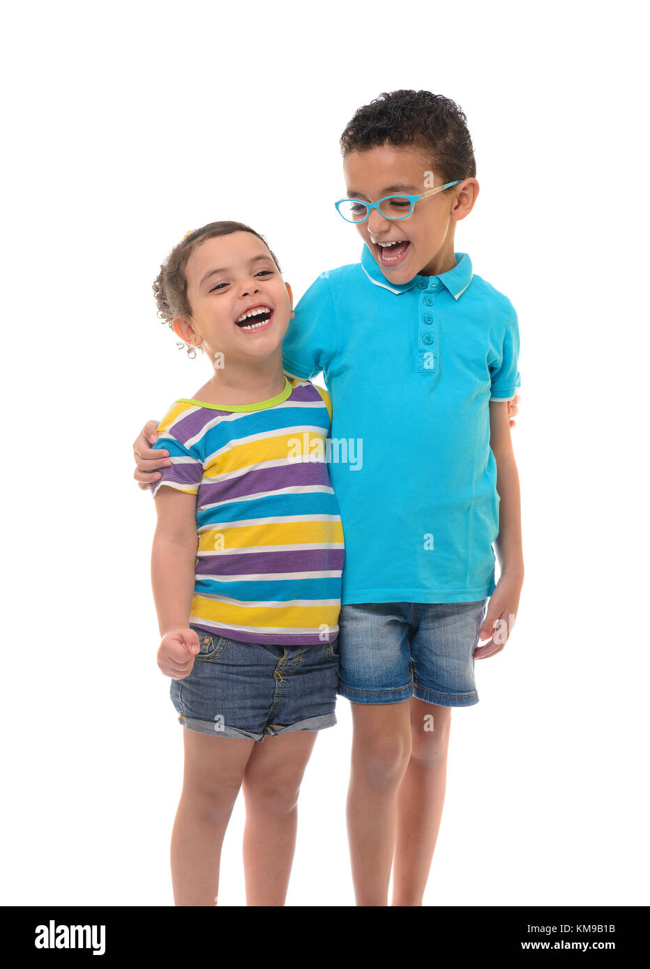 Junge glückliche Junge und Mädchen isoliert auf weißem Hintergrund Stockfoto