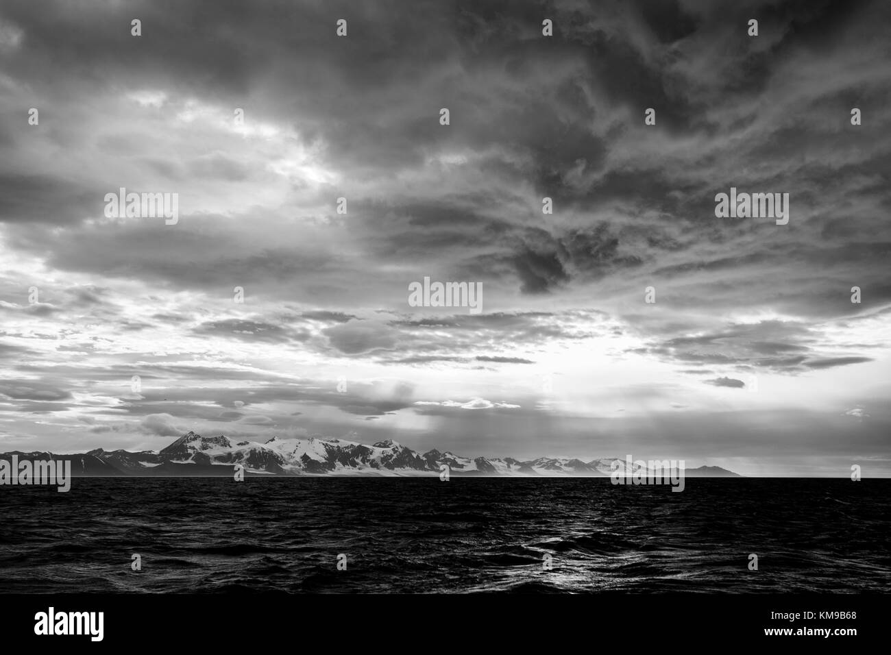 Brütende Sturmwolken vor der Küste von Spitzbergen Stockfoto