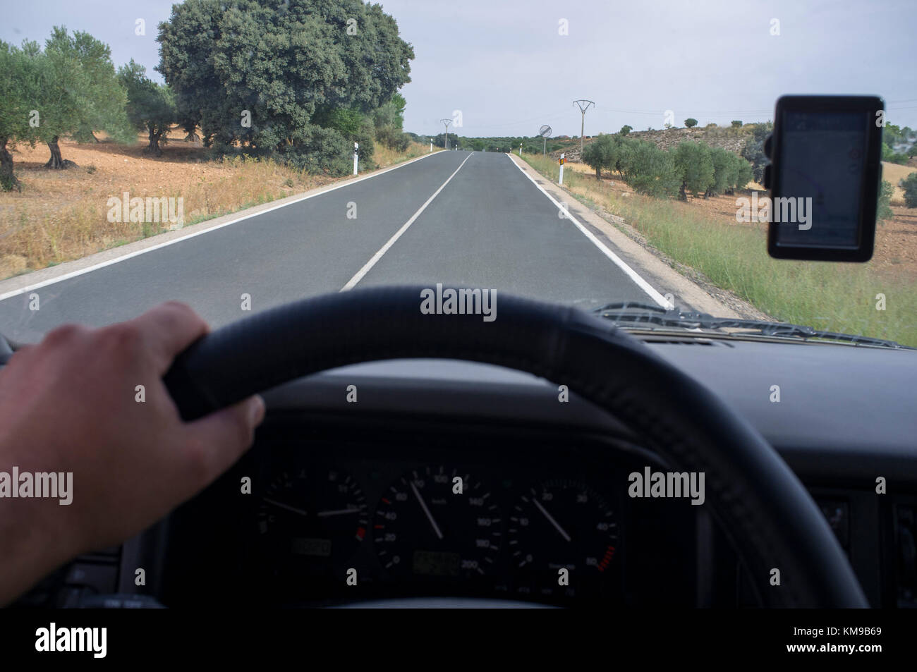 Ruhig Fahren durch lokale Straße mit GPS. Blick aus dem Inneren des Autos Stockfoto