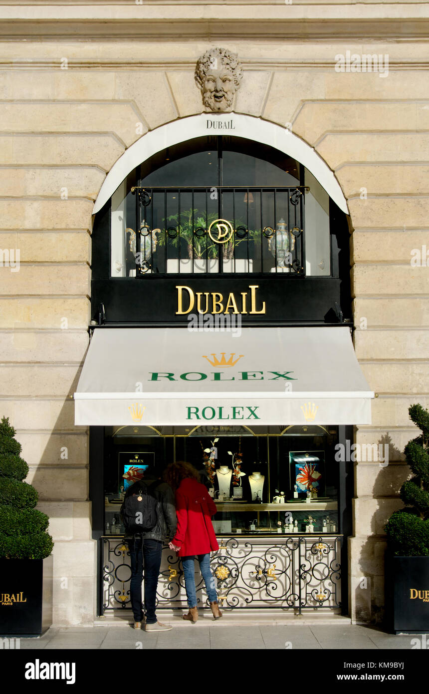 Paris, Frankreich. Place Vendome (1. Arr): Dubail Schaufenster bei Nr. 21 - Paar schaut auf Ringe Stockfoto