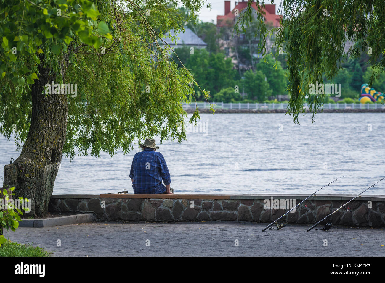 Angler auf der sogenannten Insel der Liebe auf Ternopil Teich im Taras