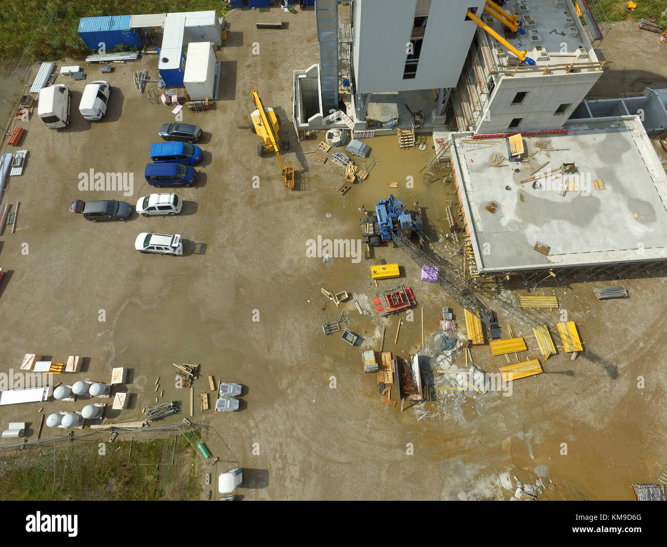 Vertikale Luftaufnahme von einer großen Baustelle in 50 Meter Höhe mit der Drohne getroffen Stockfoto