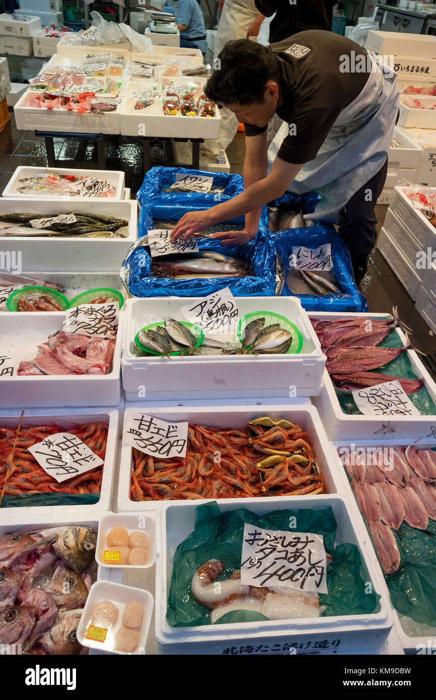 Kanazawa, Japan, 8. Juni 2017: Vielfalt an frischen Meeresfrüchten an der Omicho Markt verkauft. Stockfoto