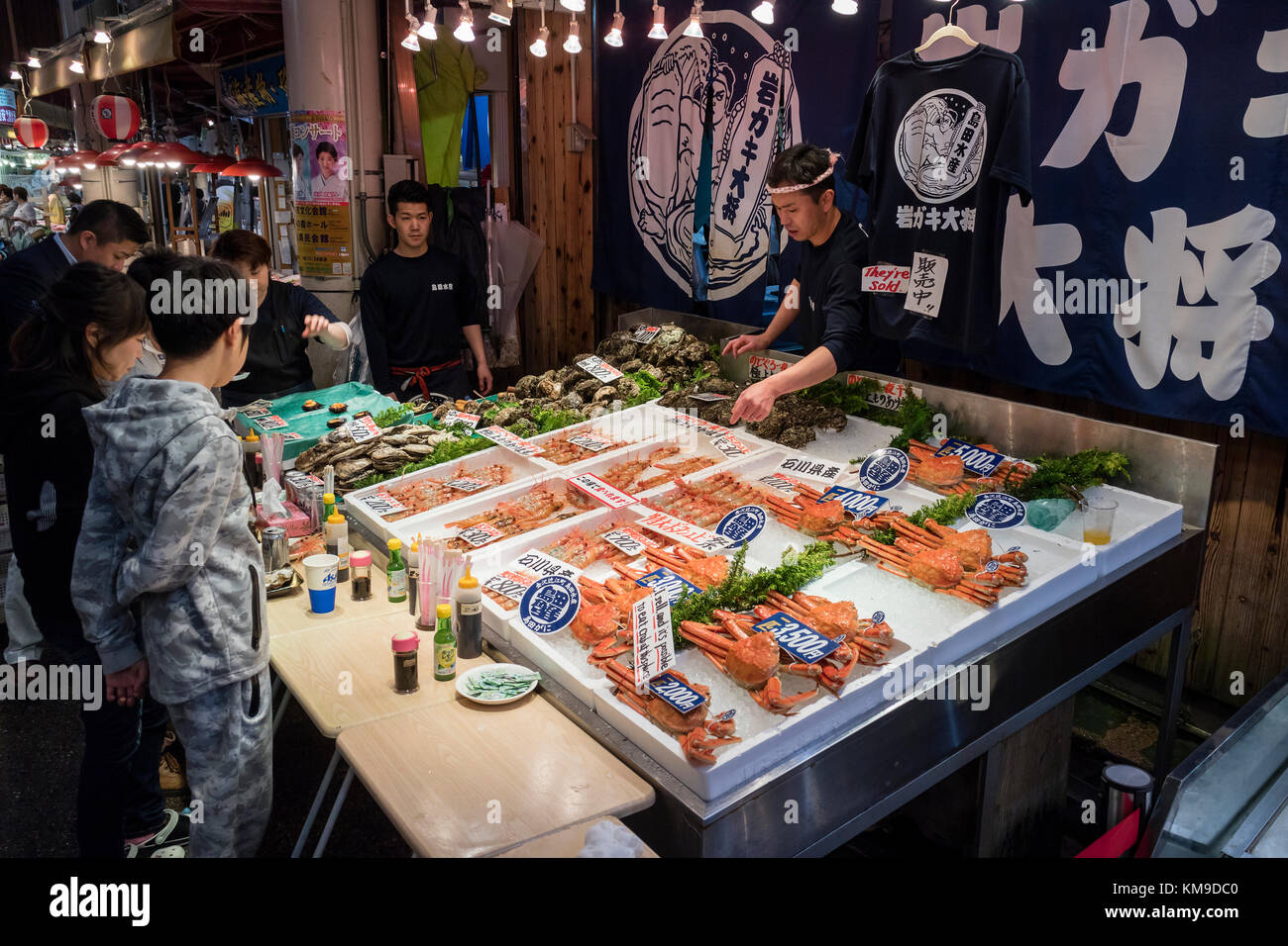 Kanazawa – Japan, 8. Juni 2017: Auf dem Omicho-Markt werden frische Meeresfrüchte und Königskrebse verkauft Stockfoto