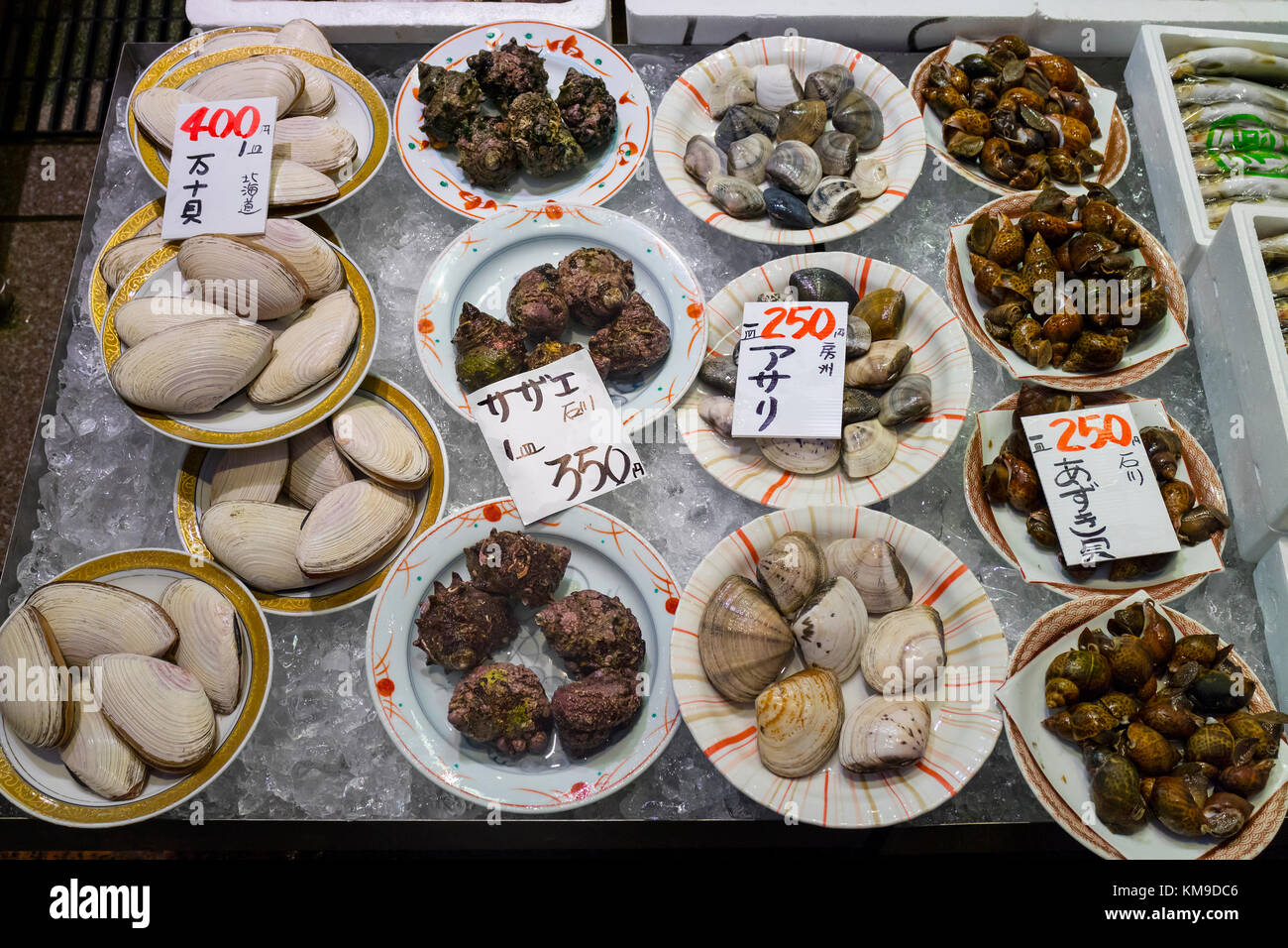 Kanazawa, Japan, 8. Juni 2017: Gerichte mit frischen Vielfalt von Muscheln auf Eis und preisschildern an der Omicho Markt Stockfoto