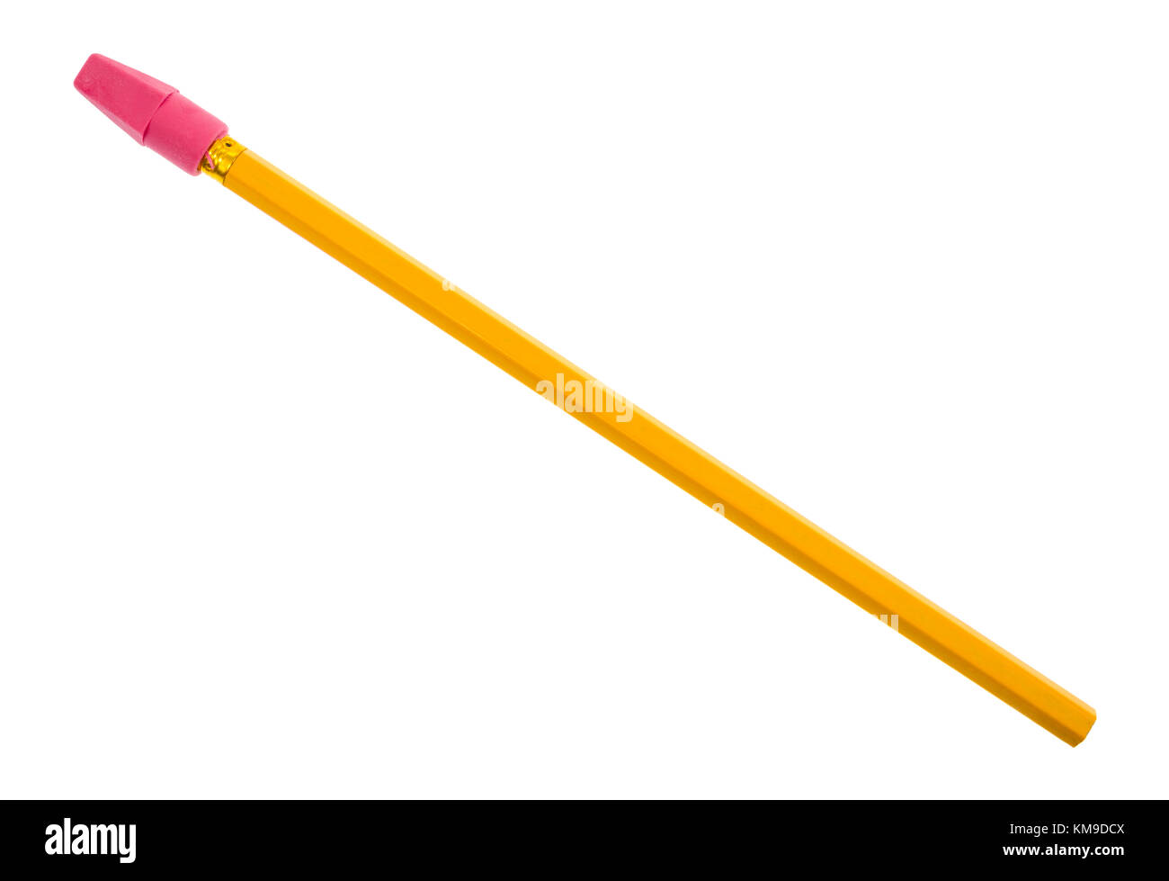 Blick von oben auf eine einzelne gelbe Bleistift mit einem roten synthetischer Kautschuk Radierer Gap auf einem weißen Hintergrund. Stockfoto