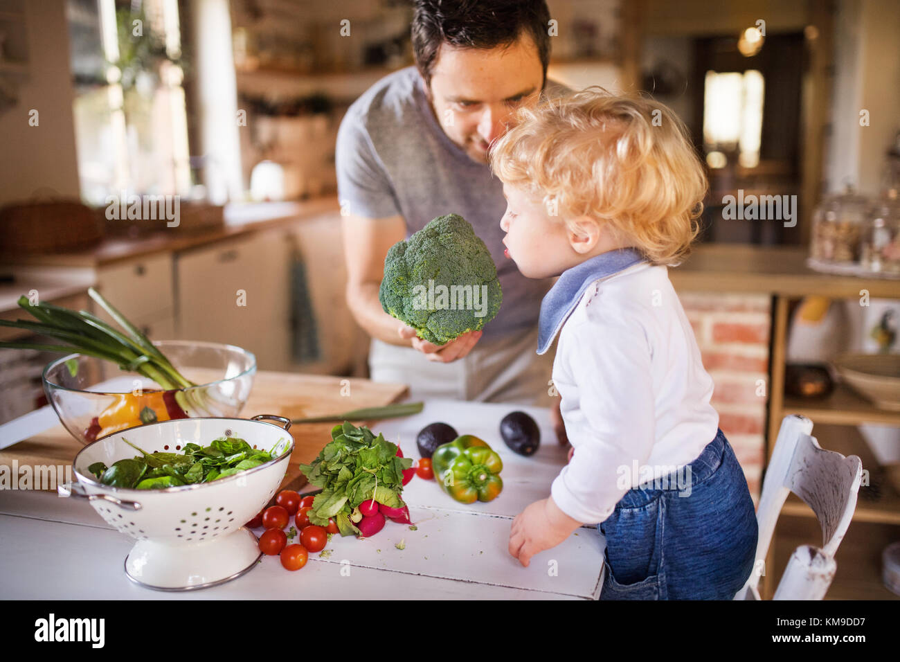 Junger Vater mit einem Kleinkind junge Kochen. Stockfoto