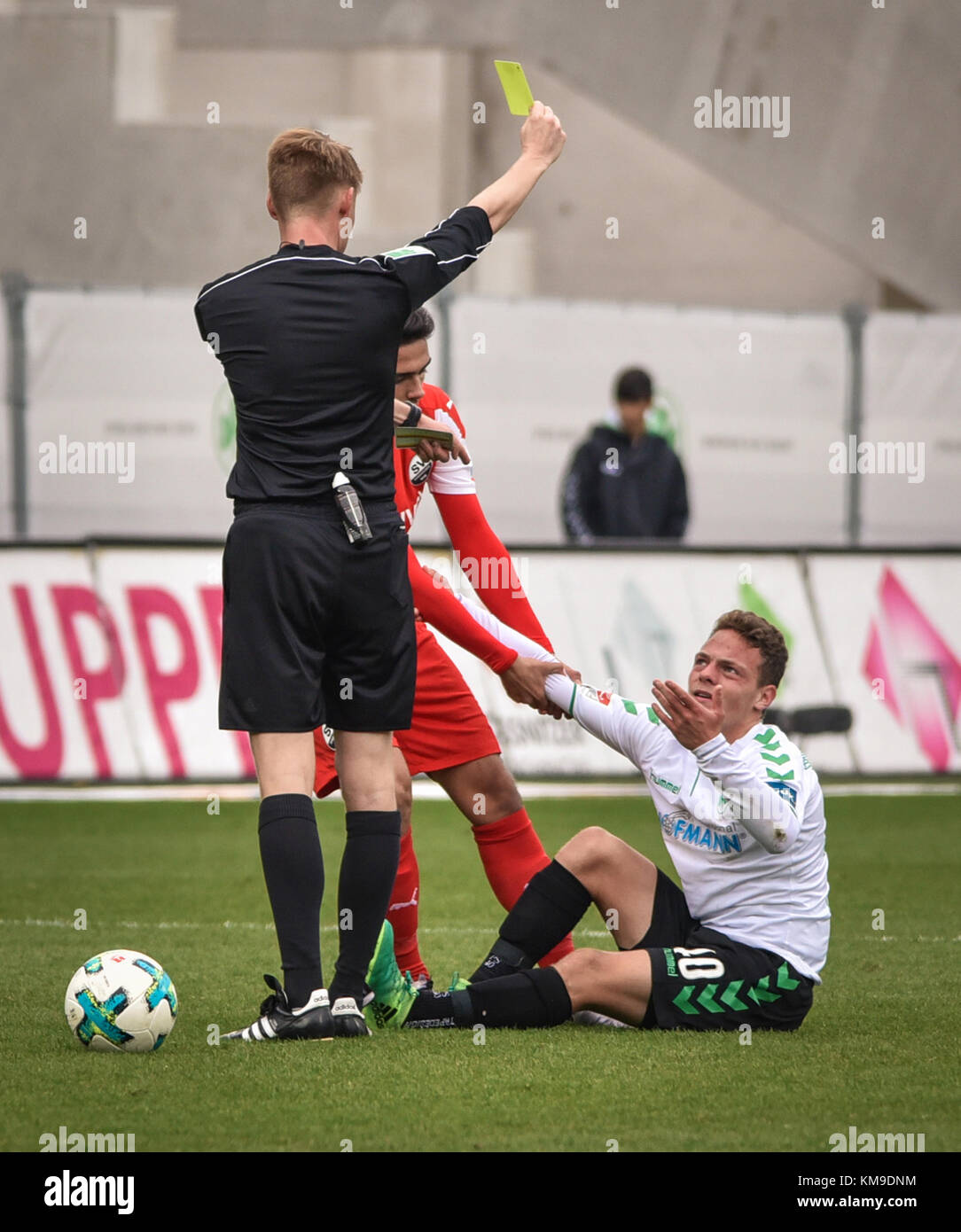 Bundesliga-Schiedsrichter gibt eine gelbe Karte an Patrick Sontheimer (SpVgg Gr. Fürth, #40) für 'Diving' in einem Versuch, ein Foul zu rufen. Stockfoto