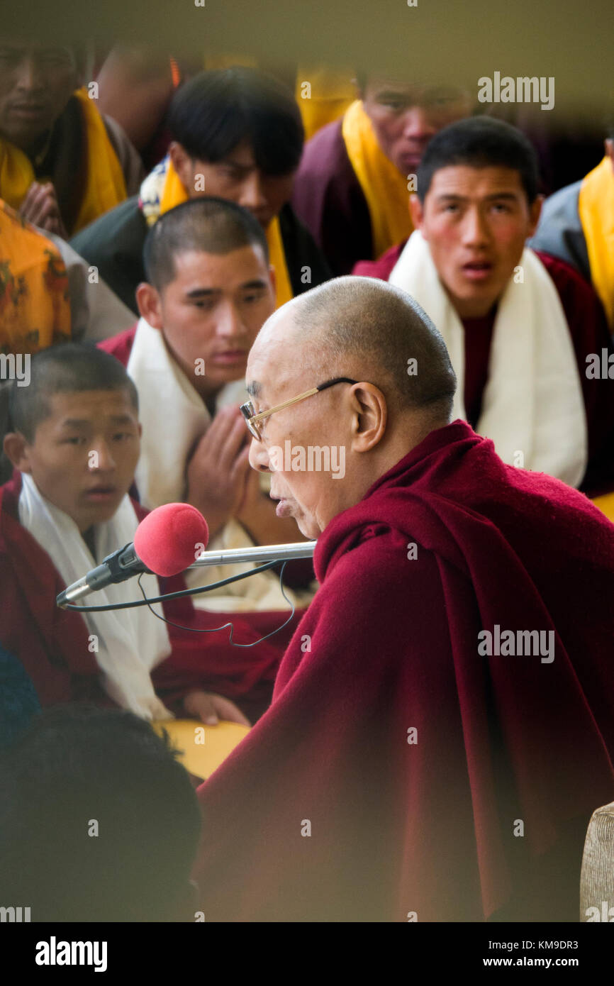 Seine Heiligkeit der Dalai Lama spricht mit tibetischen Anhängern bei Namgyal Kloster in Mcleod Ganj, Indien Stockfoto