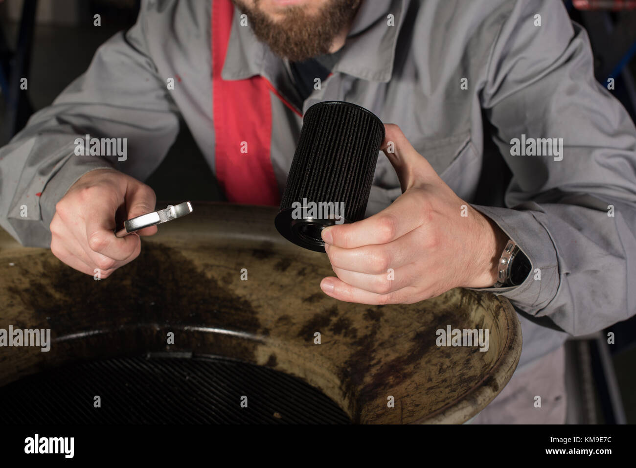 Mechaniker Holding ein Luftfilter und Schraubenschlüssel Stockfoto