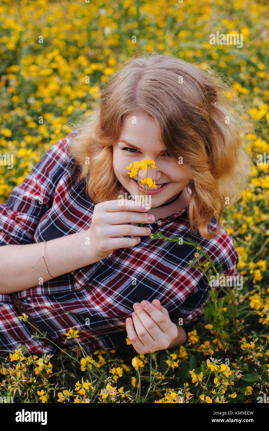 Porträt eines lächelnden Frau mit einer Blume Stockfoto