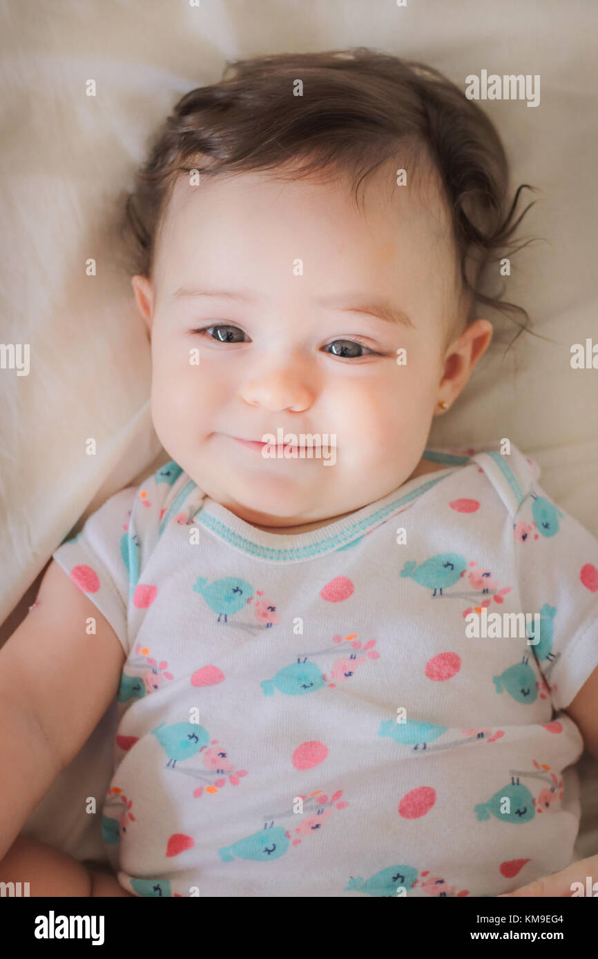 Porträt von einem lächelnden Babymädchen Stockfoto