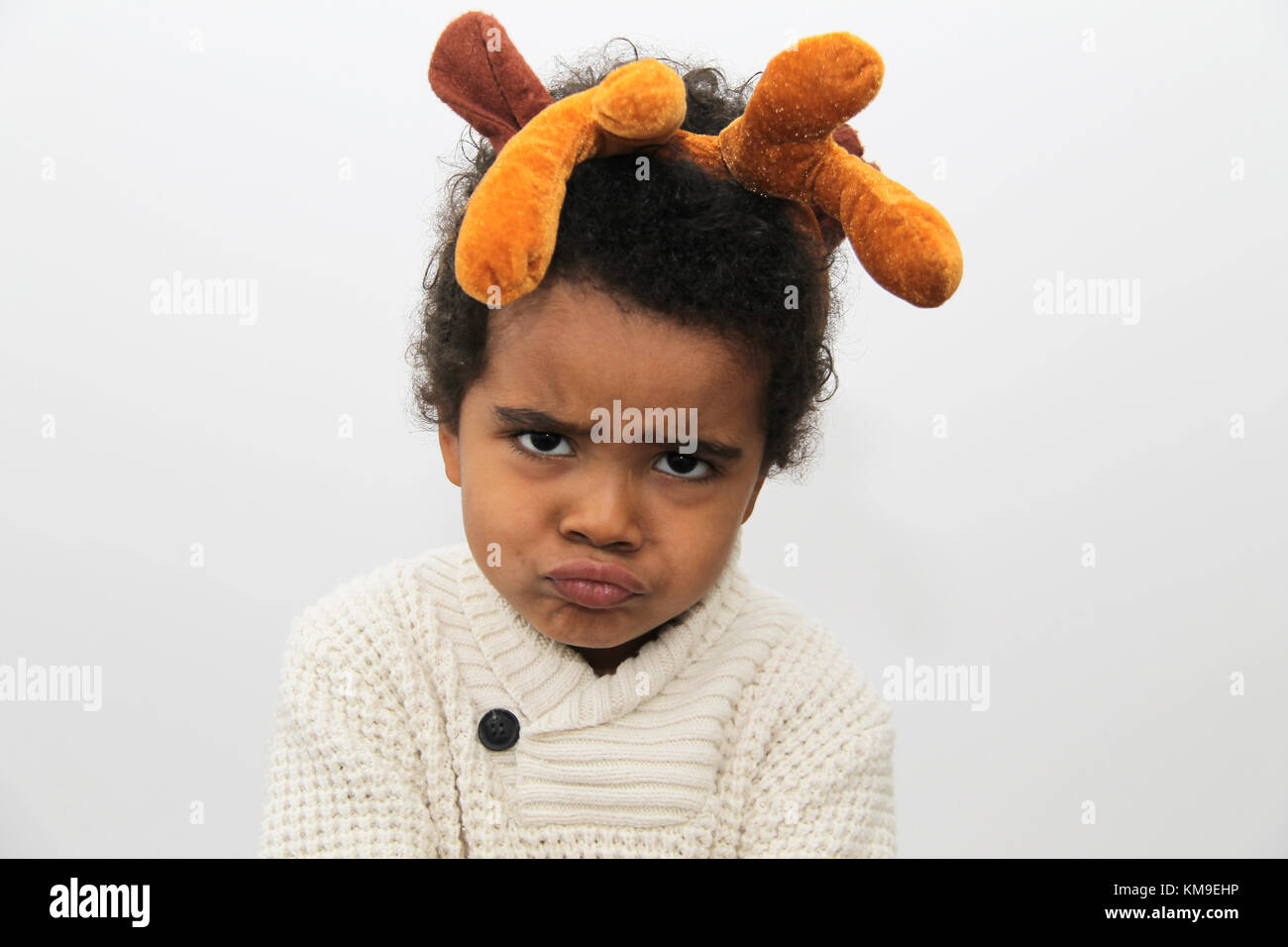 Portrait eines unglücklichen Jungen tragen Weihnachten Geweih Stockfoto